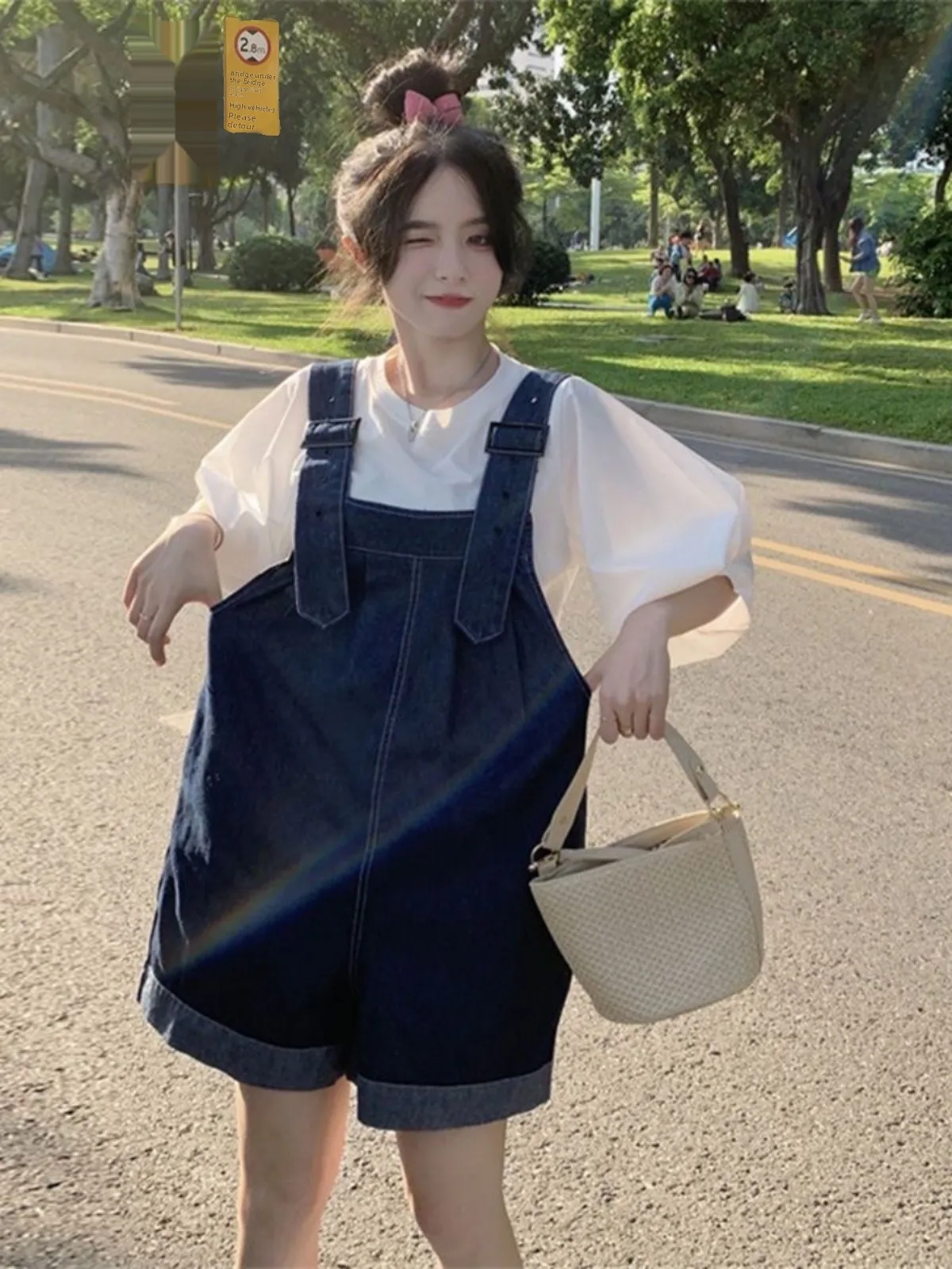 plus Size Denim Overalls Women's Fashion Summer Korean Loose Wide Leg Shorts Set High Waist Casual Style Short Sleeve T-Shirt
plus Size Denim Overalls Women's Fashion Summer Korean Loose Wide Leg Shorts Set High Waist Casual Style Short Sleeve T-Shirt