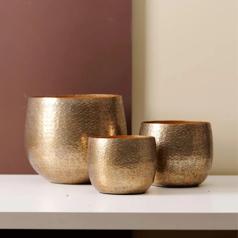 Golden Aluminum Flower Pot Imported From India Luxury Vase For Hotel Sample Room Living Room Home Decor Ornament Planter
Golden Aluminum Flower Pot Imported From India Luxury Vase For Hotel Sample Room Living Room Home Decor Ornament Planter