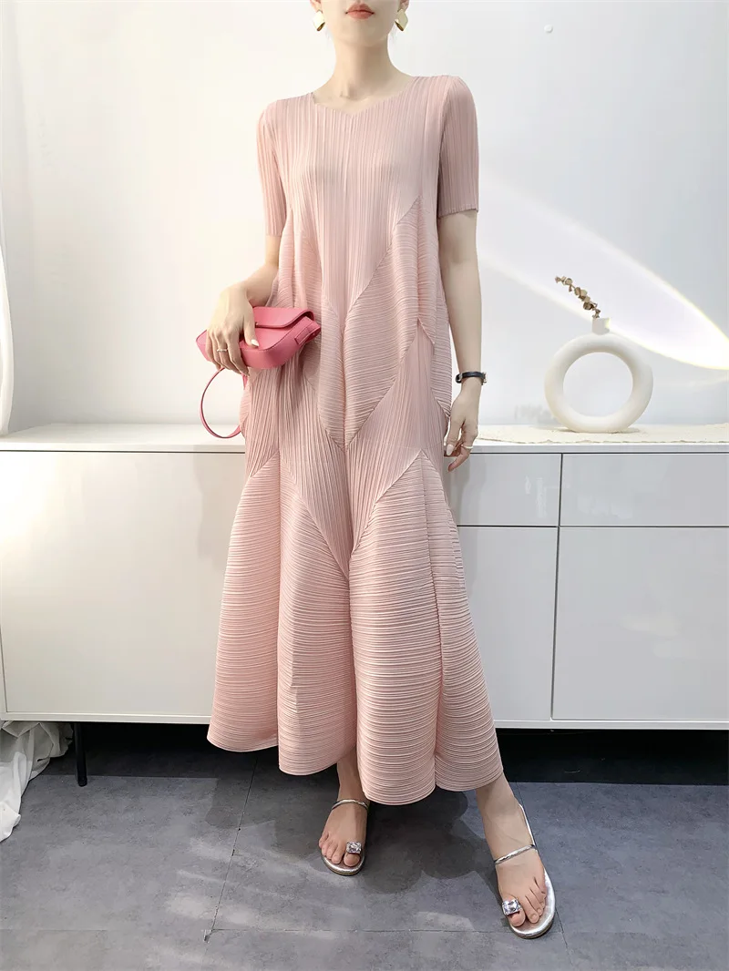 Summer New Style Three-pleat Gown Loose Waist Design Polyester Fabric Casual Short Sleeve Long Dress Elegant Slimming Effect
Summer New Style Three-pleat Gown Loose Waist Design Polyester Fabric Casual Short Sleeve Long Dress Elegant Slimming Effect