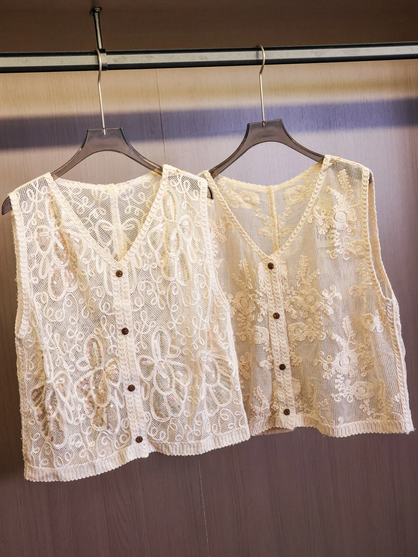 Lace Hollow out V-Neck Sleeveless Vest Thin Summer New Style Women's Tank Top Cotton Pure Fabric Floral Pattern Single Button
Lace Hollow out V-Neck Sleeveless Vest Thin Summer New Style Women's Tank Top Cotton Pure Fabric Floral Pattern Single Button