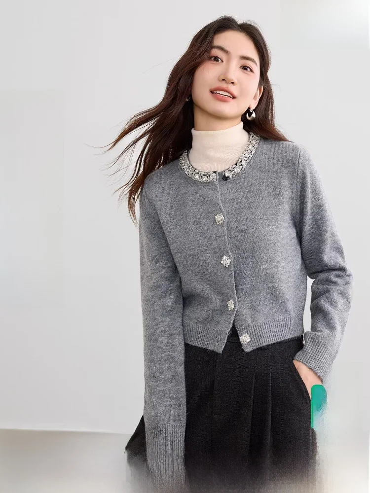 Элегантный женский кардиган для повседневной носки с круглым вырезом, декорированный кристаллами, мягкий, эластичный, из пряжи с сердцевиной, короткий, на весну
Элегантный женский кардиган для повседневной носки с круглым вырезом, декорированный кристаллами, мягкий, эластичный, из пряжи с сердцевиной, короткий, на весну