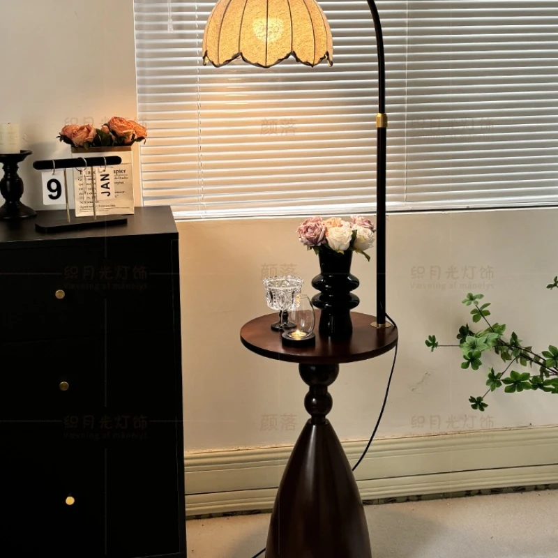 Торшер в среднем стиле, гостиная, рядом с диваном, несколько атмосферных, прикроватная тумбочка для спальни в американском стиле ретро.
Торшер в среднем стиле, гостиная, рядом с диваном, несколько атмосферных, прикроватная тумбочка для спальни в американском стиле ретро.