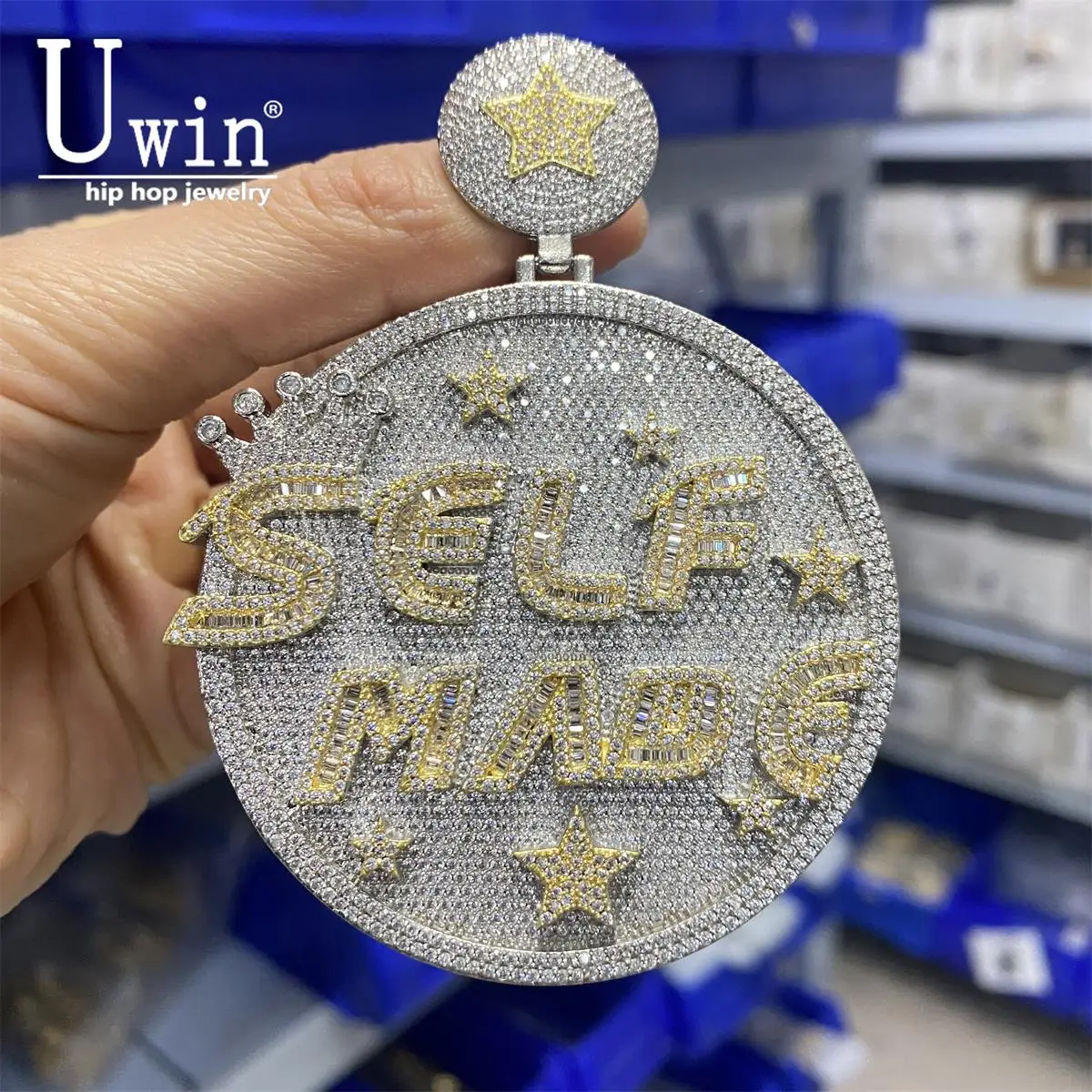 Кулон Uwin SelfMade, украшенный кубическим цирконием, с буквами, короной, звездами и круглыми медальонами, в стиле хип-хоп, для подарка
Кулон Uwin SelfMade, украшенный кубическим цирконием, с буквами, короной, звездами и круглыми медальонами, в стиле хип-хоп, для подарка