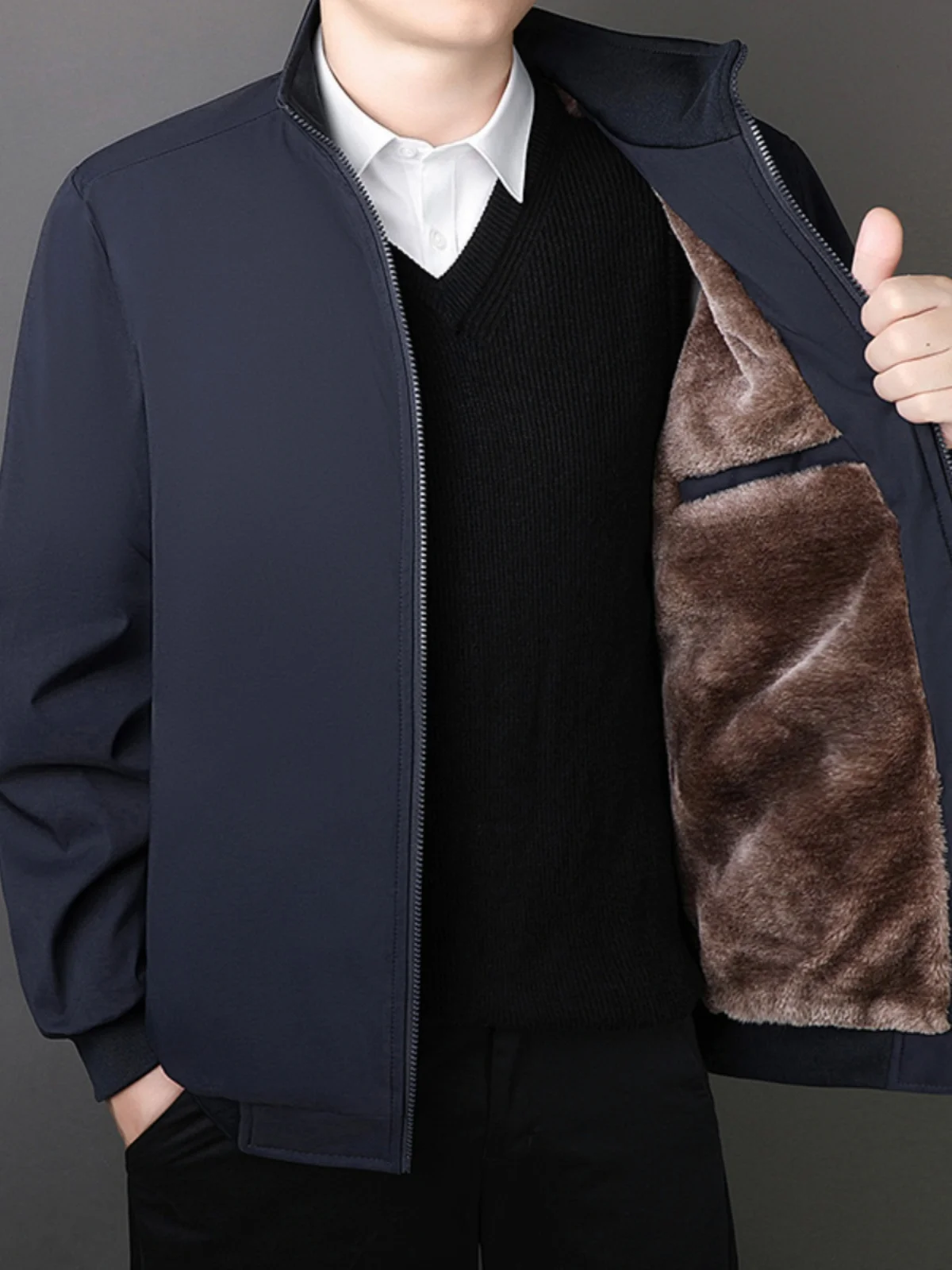 Новая мужская утепленная куртка из хлопка премиум-класса 2024 года с воротником-стойкой для мужчин среднего возраста, модная зимняя верхняя одежда
Новая мужская утепленная куртка из хлопка премиум-класса 2024 года с воротником-стойкой для мужчин среднего возраста, модная зимняя верхняя одежда