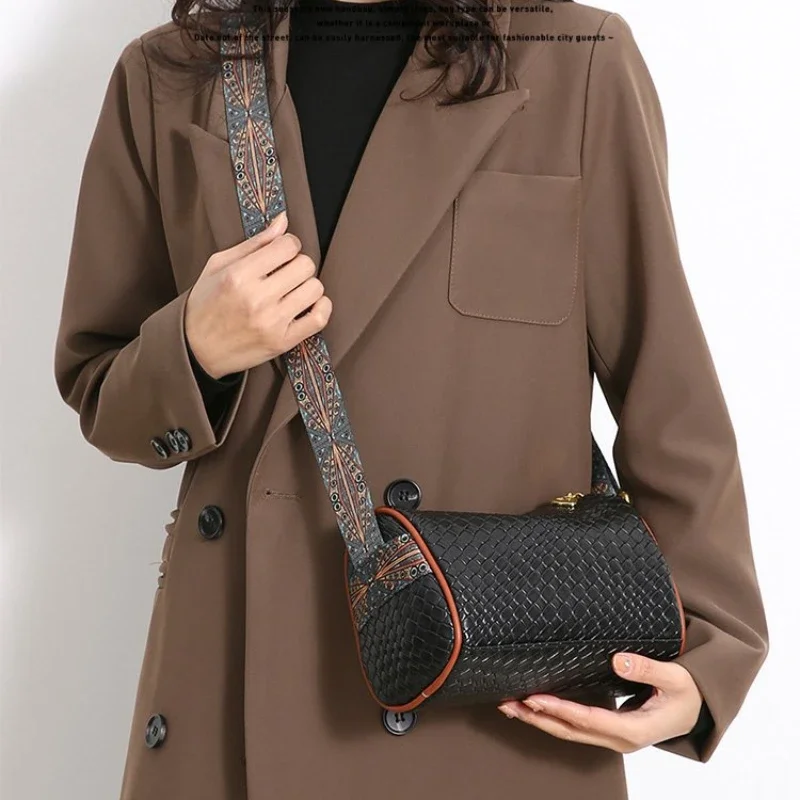 Стильная сумка на одно плечо из искусственной кожи с тканым узором, элегантные модные сумки Boston для женщин, сумка через плечо, классические кошельки и сумки
Стильная сумка на одно плечо из искусственной кожи с тканым узором, элегантные модные сумки Boston для женщин, сумка через плечо, классические кошельки и сумки