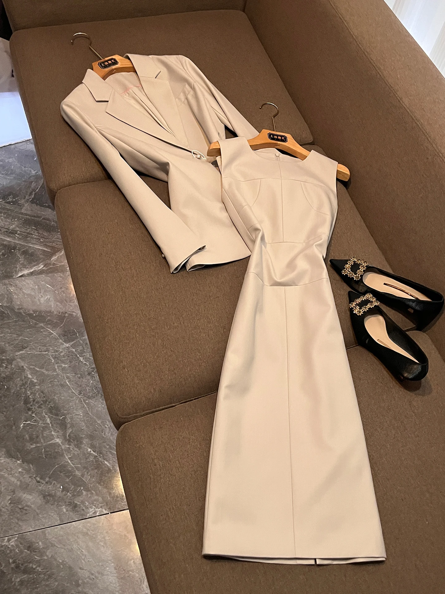 Smoky Grey Suit Dress Set Women's Summer New Style Sleeveless Design Professional High Waist Fashion Two-Piece Ensemble
Smoky Grey Suit Dress Set Women's Summer New Style Sleeveless Design Professional High Waist Fashion Two-Piece Ensemble