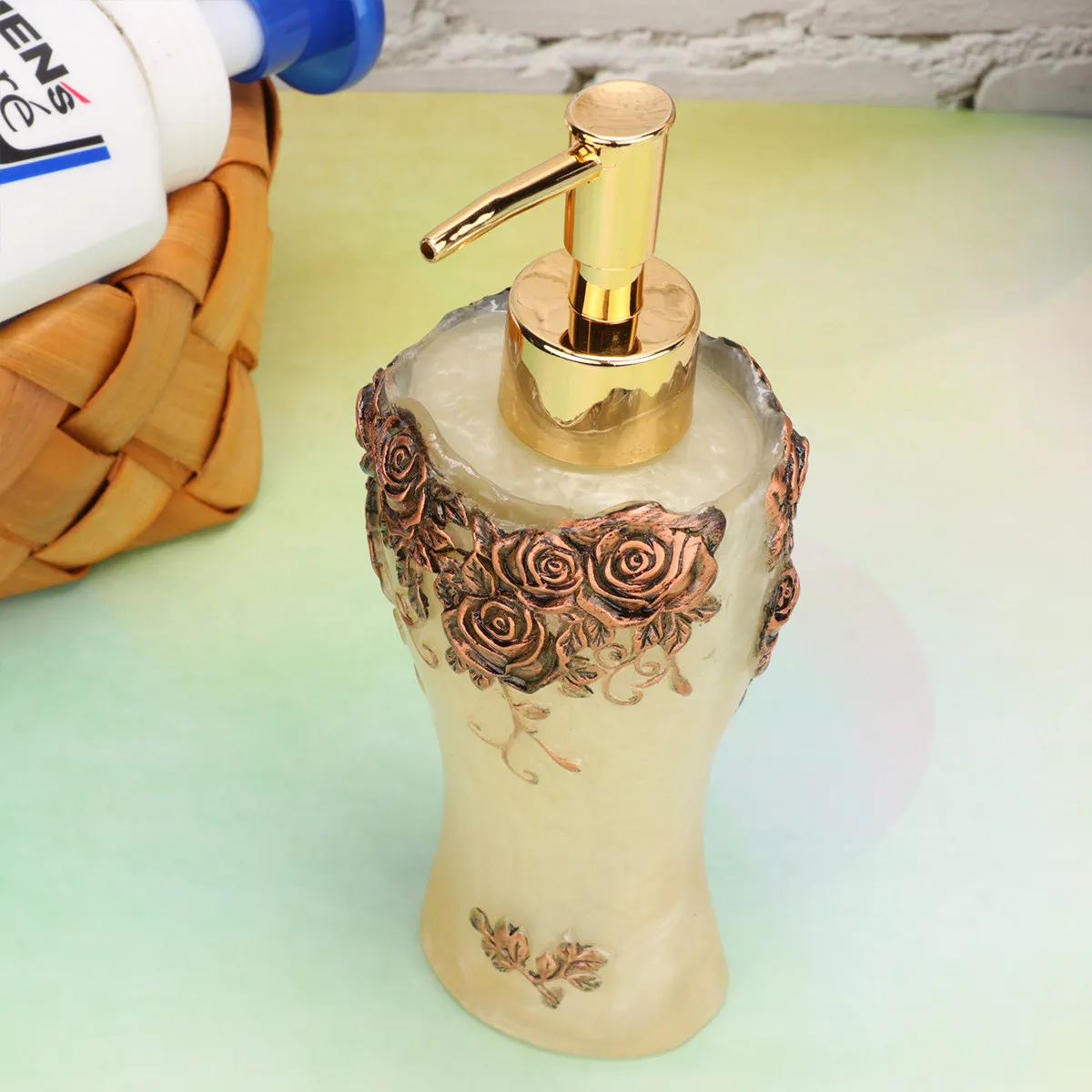 Портативный дозатор в европейском стиле: бронзовый флакон-помпа для геля для душа, шампуня, лосьона, многоразовый контейнер для жидкого мыла
Портативный дозатор в европейском стиле: бронзовый флакон-помпа для геля для душа, шампуня, лосьона, многоразовый контейнер для жидкого мыла