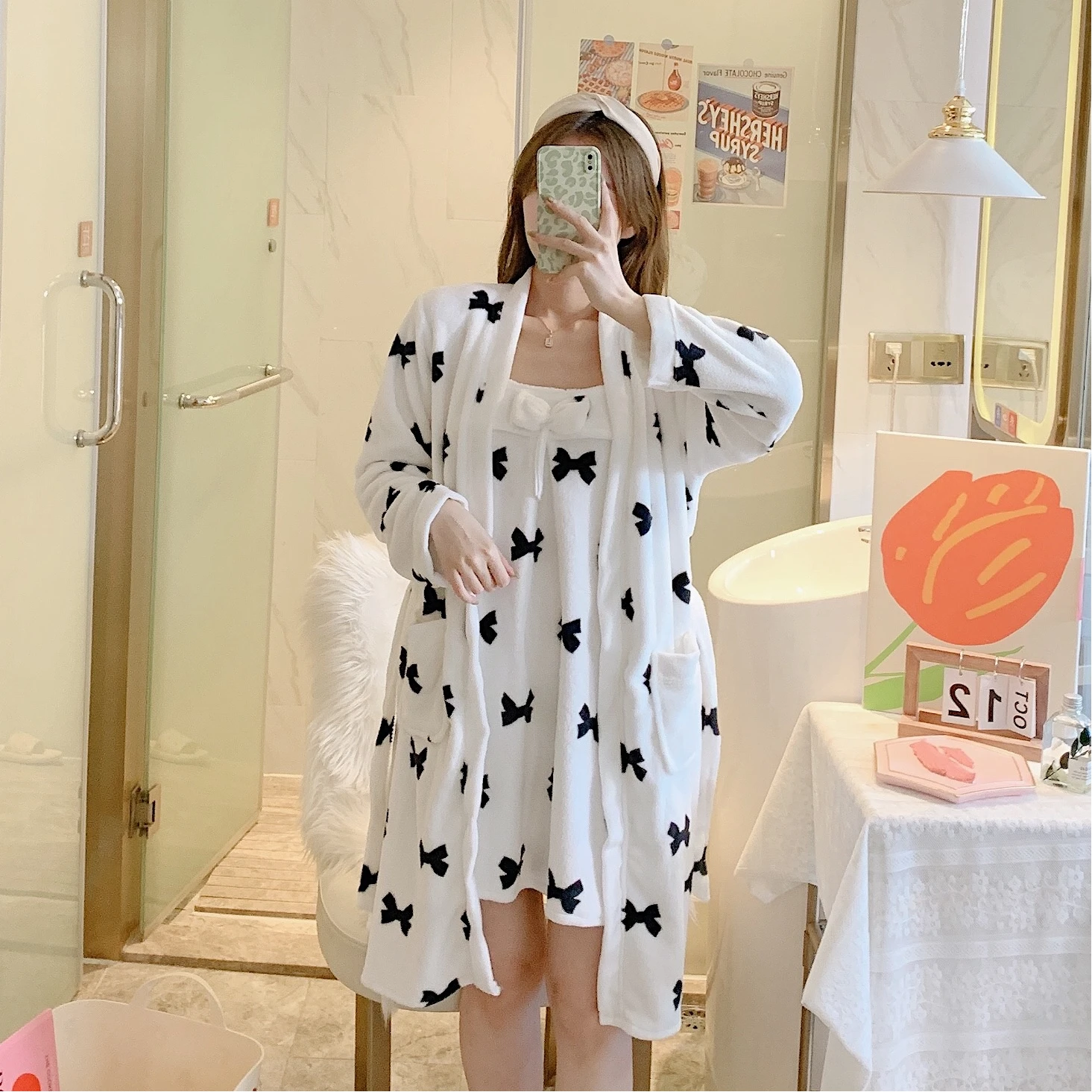Winter flannel nightgown + suspender nightdress women's thickened warm bathrobe nightdress 2-piece coral fleece home service
Winter flannel nightgown + suspender nightdress women's thickened warm bathrobe nightdress 2-piece coral fleece home service