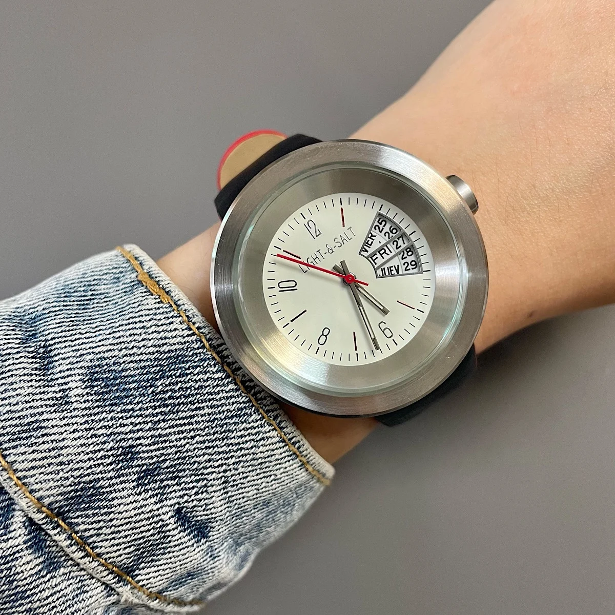 High-end fashion three-dimensional dial double calendar quartz men's watch waterproof men's watch
High-end fashion three-dimensional dial double calendar quartz men's watch waterproof men's watch