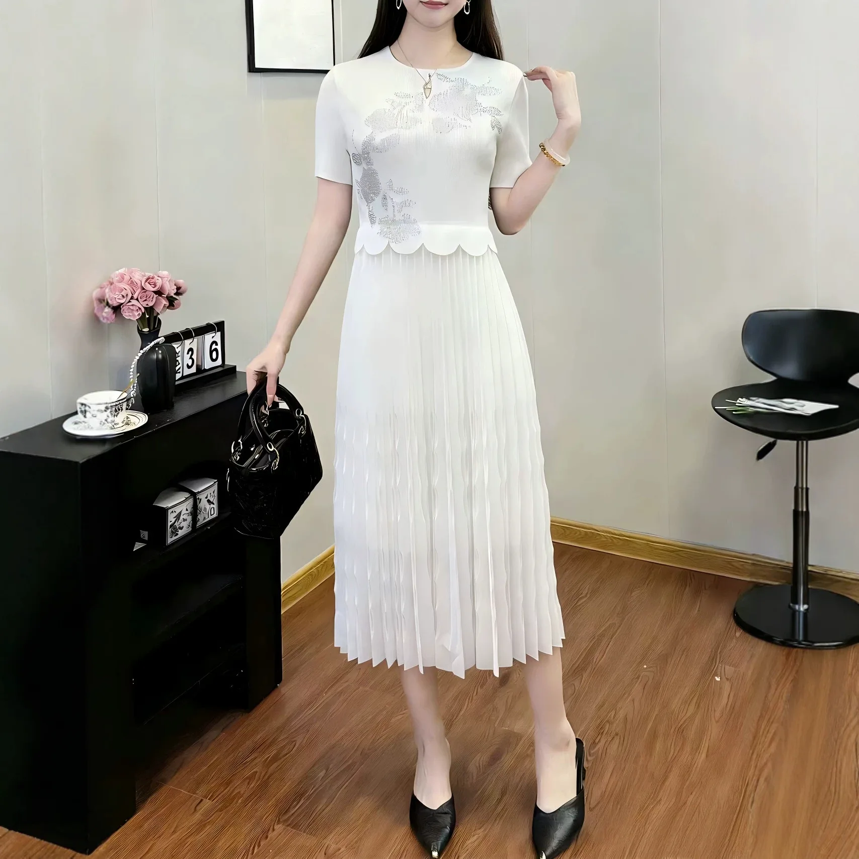 Miyake Pleated Women Casual Dress 2026 New Three-dimensional Flower O Neck Short-sleeved Loose Fake Two-piece Elegant Dress
Miyake Pleated Women Casual Dress 2026 New Three-dimensional Flower O Neck Short-sleeved Loose Fake Two-piece Elegant Dress