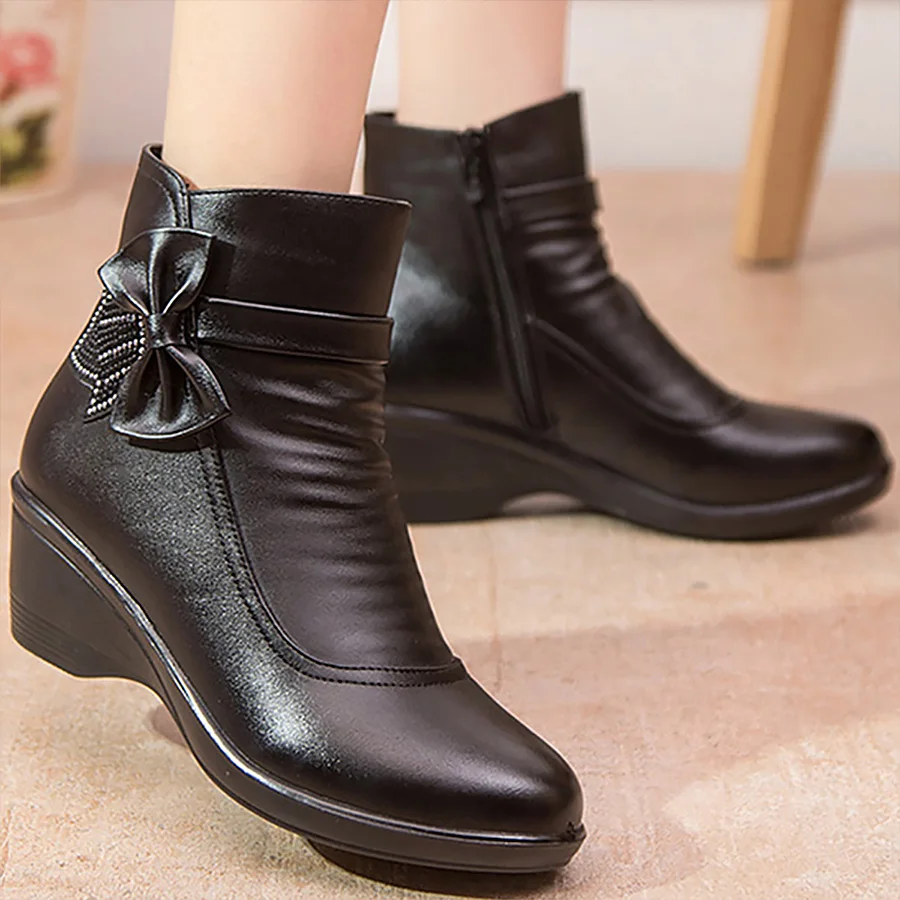 Pmoiste Women Ankle Boots PU Leather Waterproof Soft Warm Cushion Wedge Designer Luxury Boots Winter Bow-tie Rhinestone
Pmoiste Women Ankle Boots PU Leather Waterproof Soft Warm Cushion Wedge Designer Luxury Boots Winter Bow-tie Rhinestone