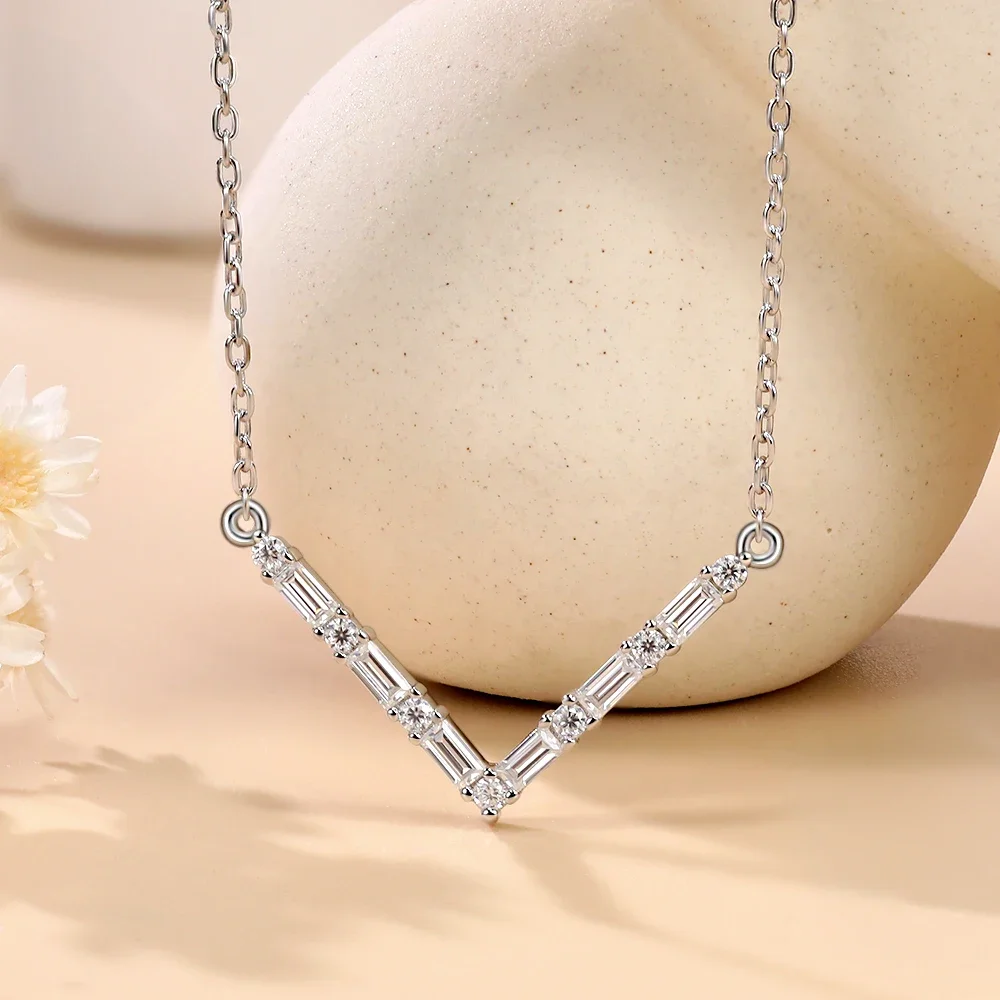 Linkerlove 1.5mm D Color Moissanite V-Shape Pendant Necklace for Women 925 Sterling Silver Necklace 18K Gold Plated Neck Pendant
Linkerlove 1.5mm D Color Moissanite V-Shape Pendant Necklace for Women 925 Sterling Silver Necklace 18K Gold Plated Neck Pendant