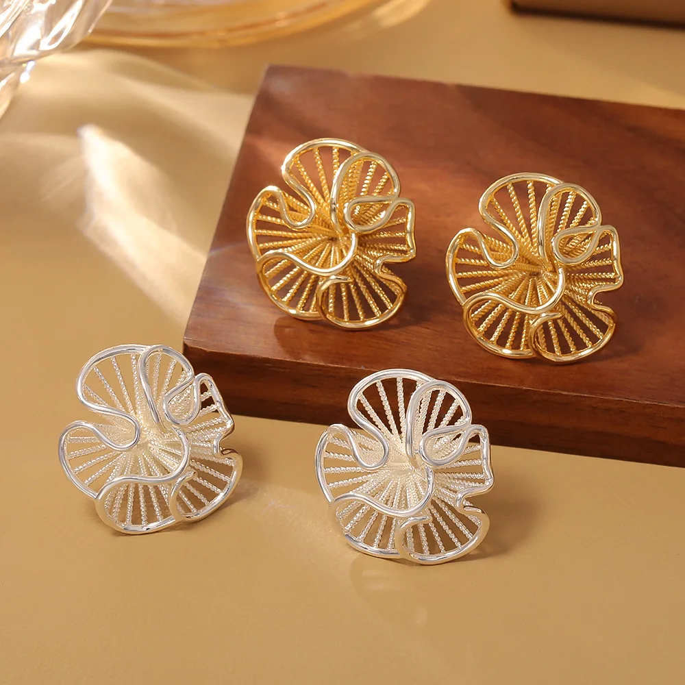 Fashionable and exquisite niche design hollow pleated flower earrings high-end cold style earrings versatile earrings for women
Fashionable and exquisite niche design hollow pleated flower earrings high-end cold style earrings versatile earrings for women