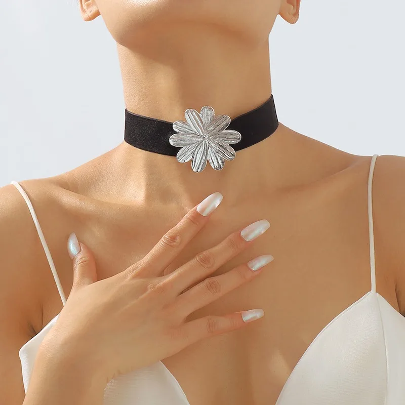 Sliver Flower On The Neck Black Velvet Choker Necklace For Women Fashion Gothic Jewelry Set Party Flower Neck Accessories 2023
Sliver Flower On The Neck Black Velvet Choker Necklace For Women Fashion Gothic Jewelry Set Party Flower Neck Accessories 2023