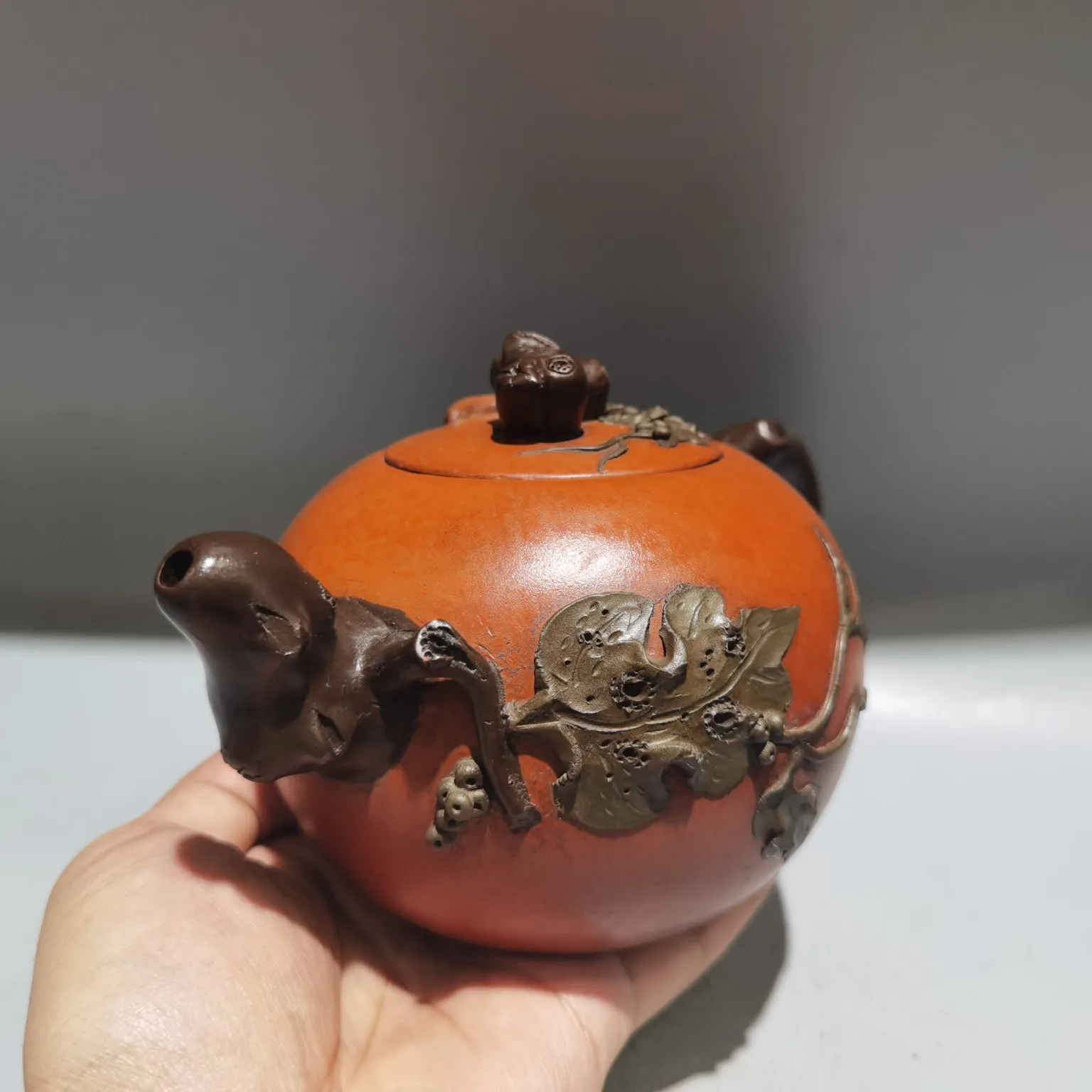7"Chinese Yixing Purple Clay Pot Squirrel Grape Cover Stump shaped melon vine teapot Kettle Flagon Town house
7"Chinese Yixing Purple Clay Pot Squirrel Grape Cover Stump shaped melon vine teapot Kettle Flagon Town house