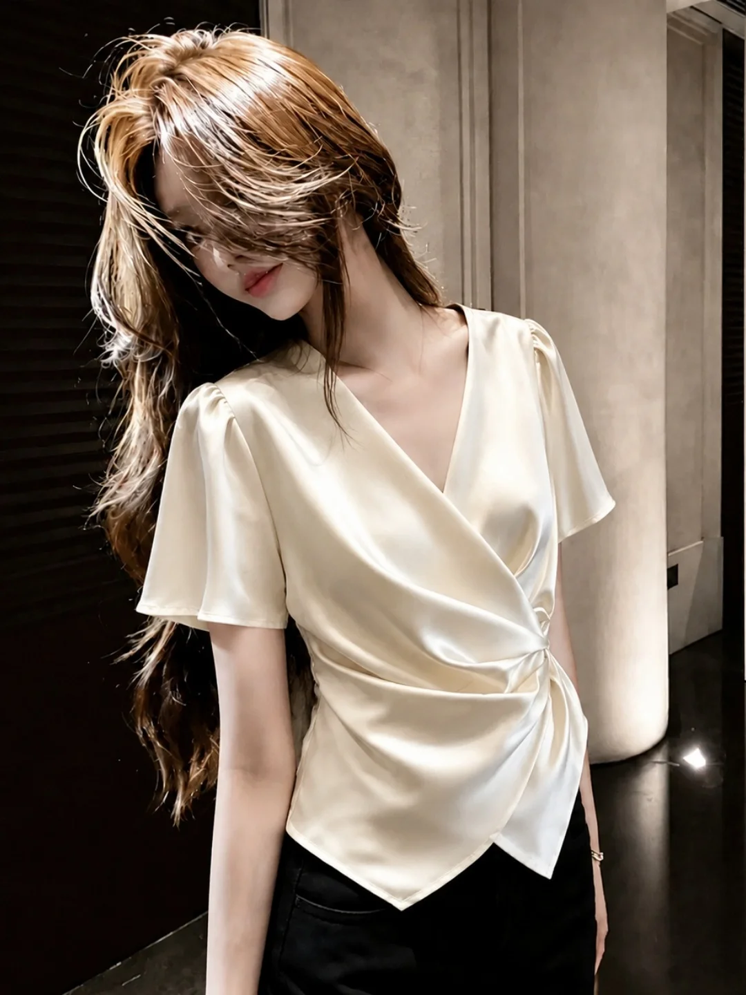 Elegant V-Neck Short Sleeve Silk Shirt Women's Fashionable Slim Fit Korean Style Commute Light Luxury Satin Design Sense Wais...
Elegant V-Neck Short Sleeve Silk Shirt Women's Fashionable Slim Fit Korean Style Commute Light Luxury Satin Design Sense Wais...