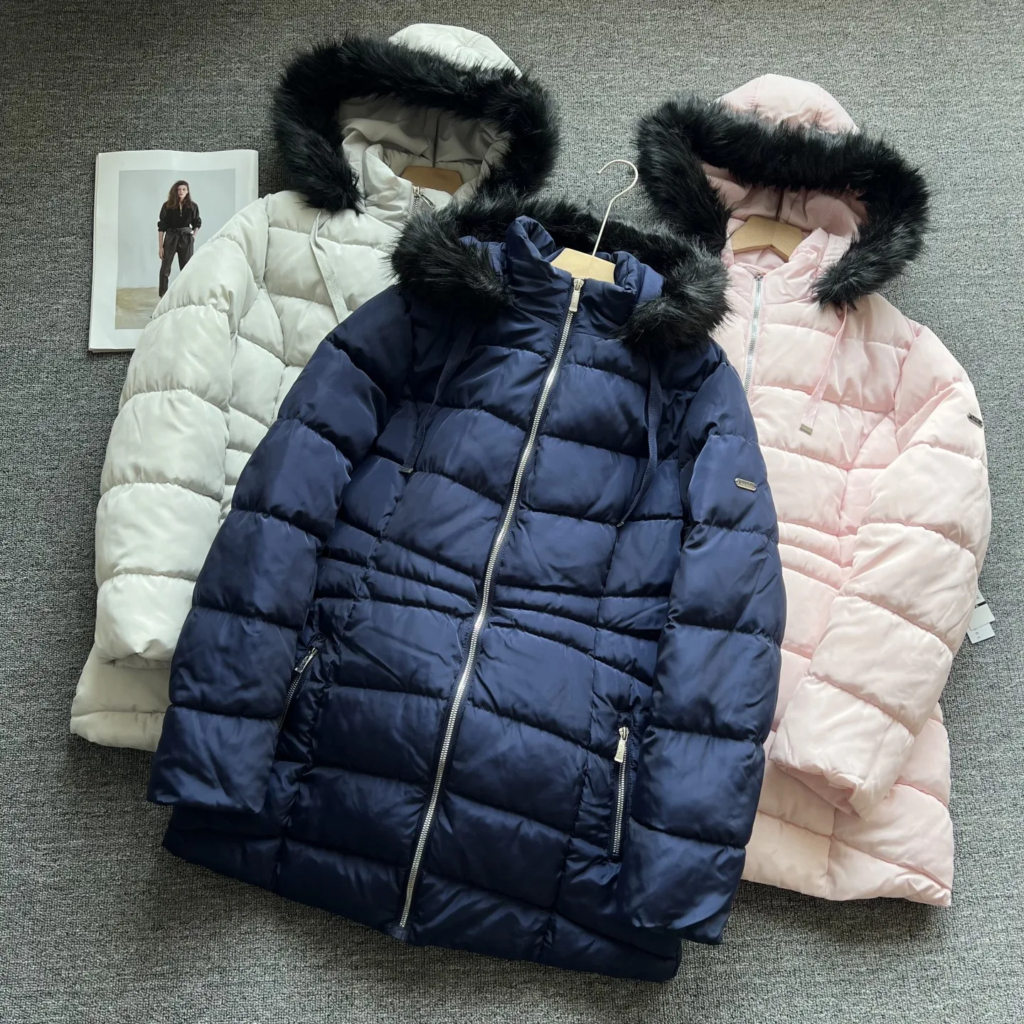 Women's Winter Thickened Cotton Jacket Warm Windproof Hooded Loose Slimming Versatile Mid-Length Cotton Coat Outerwear
Women's Winter Thickened Cotton Jacket Warm Windproof Hooded Loose Slimming Versatile Mid-Length Cotton Coat Outerwear