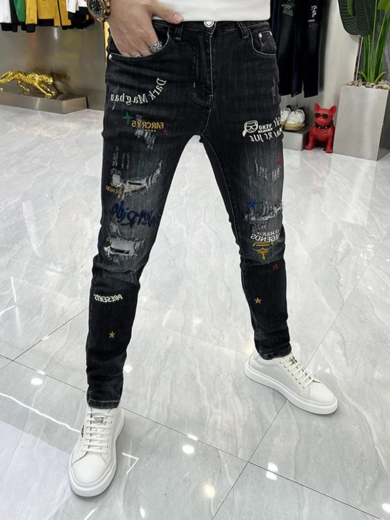 Fall 2025 Men's Slim Fit Jeans Embroidered Trendy Hole Personali Old Man Faion Casual Long Pants mid Waist Zipper Youth
Fall 2025 Men's Slim Fit Jeans Embroidered Trendy Hole Personali Old Man Faion Casual Long Pants mid Waist Zipper Youth