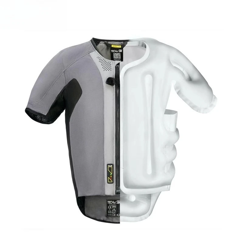 The motorcycle wears a smart electronic airbag vest and a riding anti-drop vest.
The motorcycle wears a smart electronic airbag vest and a riding anti-drop vest.