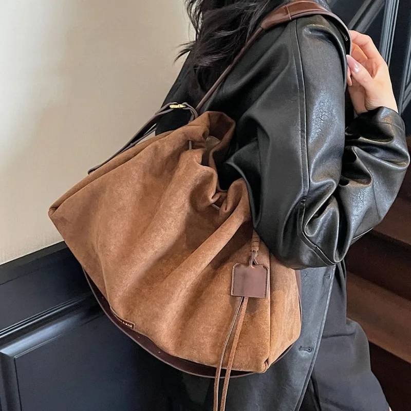 Сумка большой вместимости Slack в стиле ретро, новая осенняя универсальная сумка-мессенджер на одно плечо, ленивая сумка, изысканная простая индивидуальная сумка для отдыха
Сумка большой вместимости Slack в стиле ретро, новая осенняя универсальная сумка-мессенджер на одно плечо, ленивая сумка, изысканная простая индивидуальная сумка для отдыха