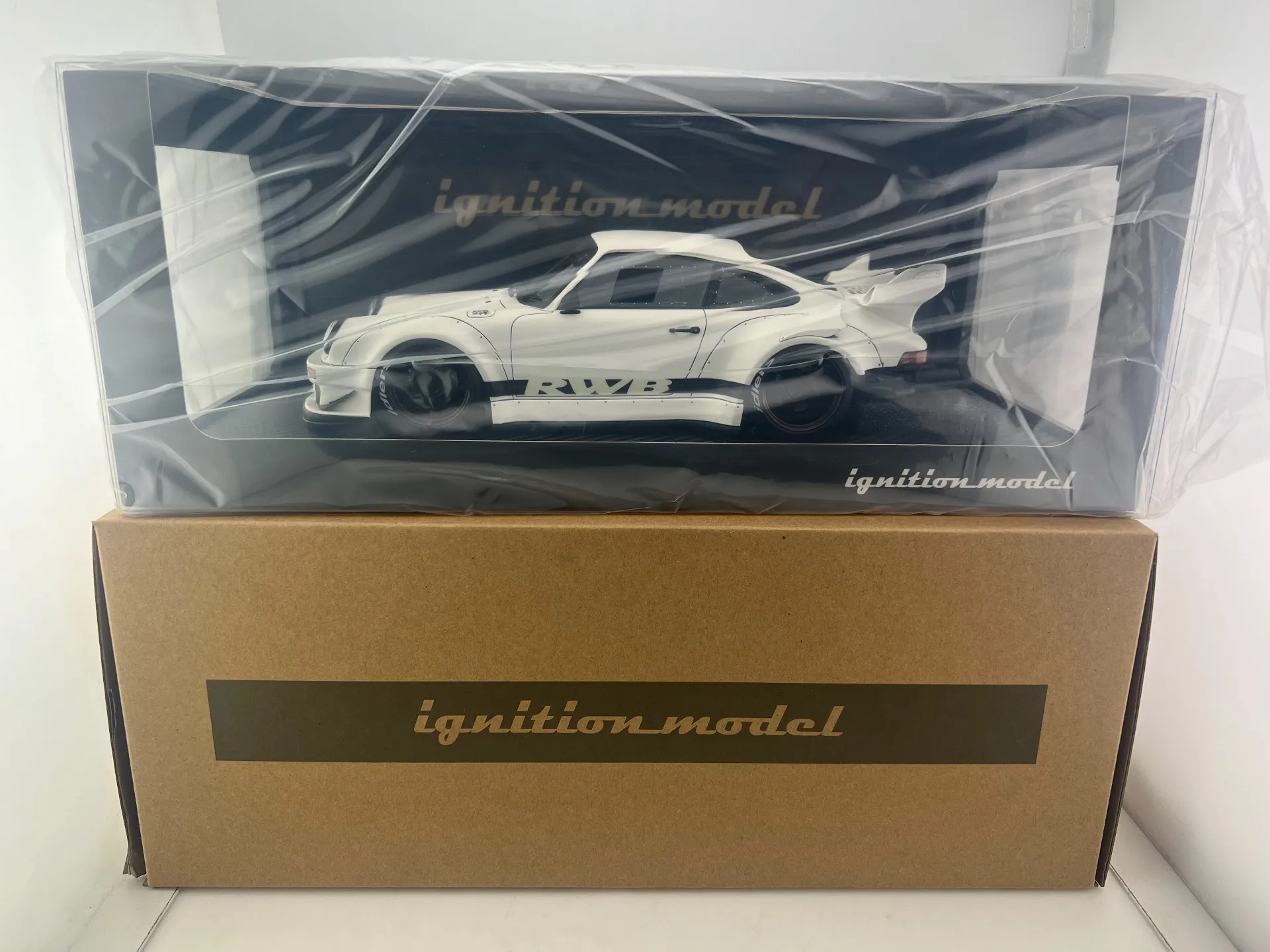 IG масштаб 1:18 Porsche 911 930 RWB матовая белая модель автомобиля из смолы Коллекционная игрушка в подарок сувенир дисплей орнамент
IG масштаб 1:18 Porsche 911 930 RWB матовая белая модель автомобиля из смолы Коллекционная игрушка в подарок сувенир дисплей орнамент