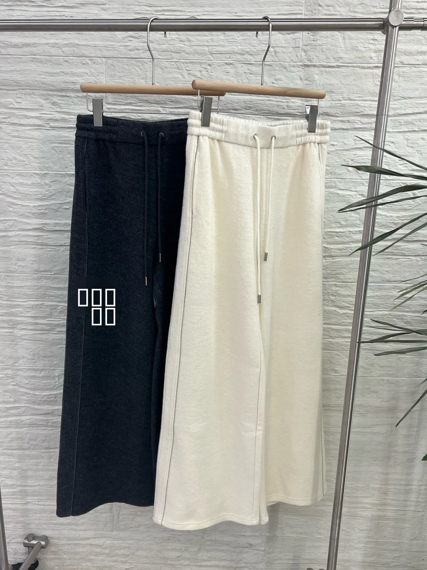 Comfortable Woolen Casual Pants for Women Loose Fit High Waist Straight Leg Warm Faionable All Season Long Trousers
Comfortable Woolen Casual Pants for Women Loose Fit High Waist Straight Leg Warm Faionable All Season Long Trousers