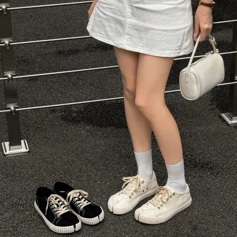 Fashion Women's Shoes New Korean Version Canvas Casual Shoes for Woman Exquisite Lace Sneakers Designer Shoes Zapatos De Mujer
Fashion Women's Shoes New Korean Version Canvas Casual Shoes for Woman Exquisite Lace Sneakers Designer Shoes Zapatos De Mujer