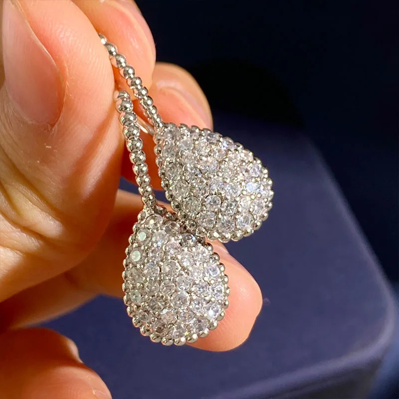 925 sterling silver, super flash zirconia, large droplets, bead edge earrings, women, light luxury temperament, elegant earrings
925 sterling silver, super flash zirconia, large droplets, bead edge earrings, women, light luxury temperament, elegant earrings