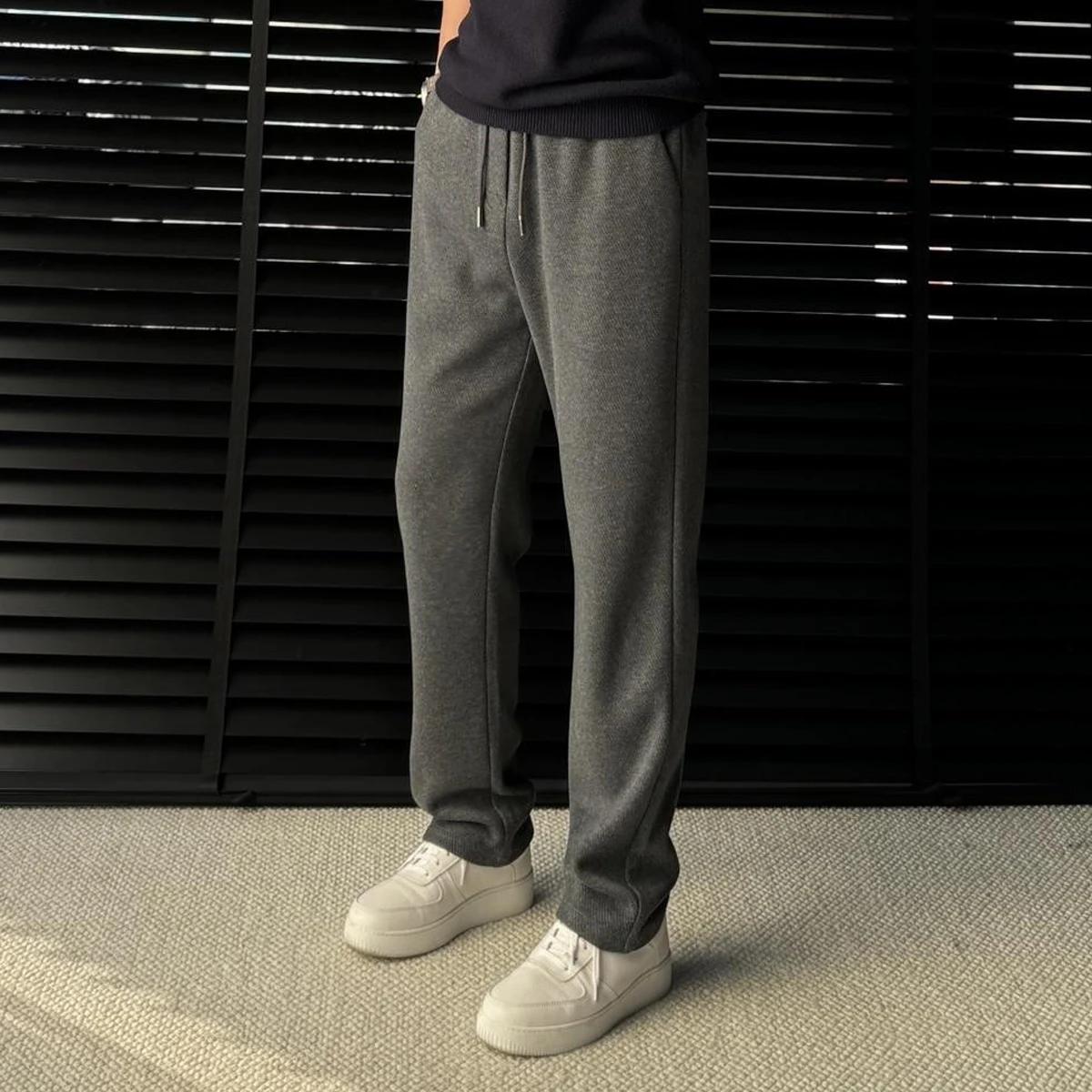 Высококачественные драпированные брюки прямого кроя с широкими штанинами, спортивные повседневные брюки для мужчин, свободные роскошные длинные брюки, осенне-зимняя мода
Высококачественные драпированные брюки прямого кроя с широкими штанинами, спортивные повседневные брюки для мужчин, свободные роскошные длинные брюки, осенне-зимняя мода