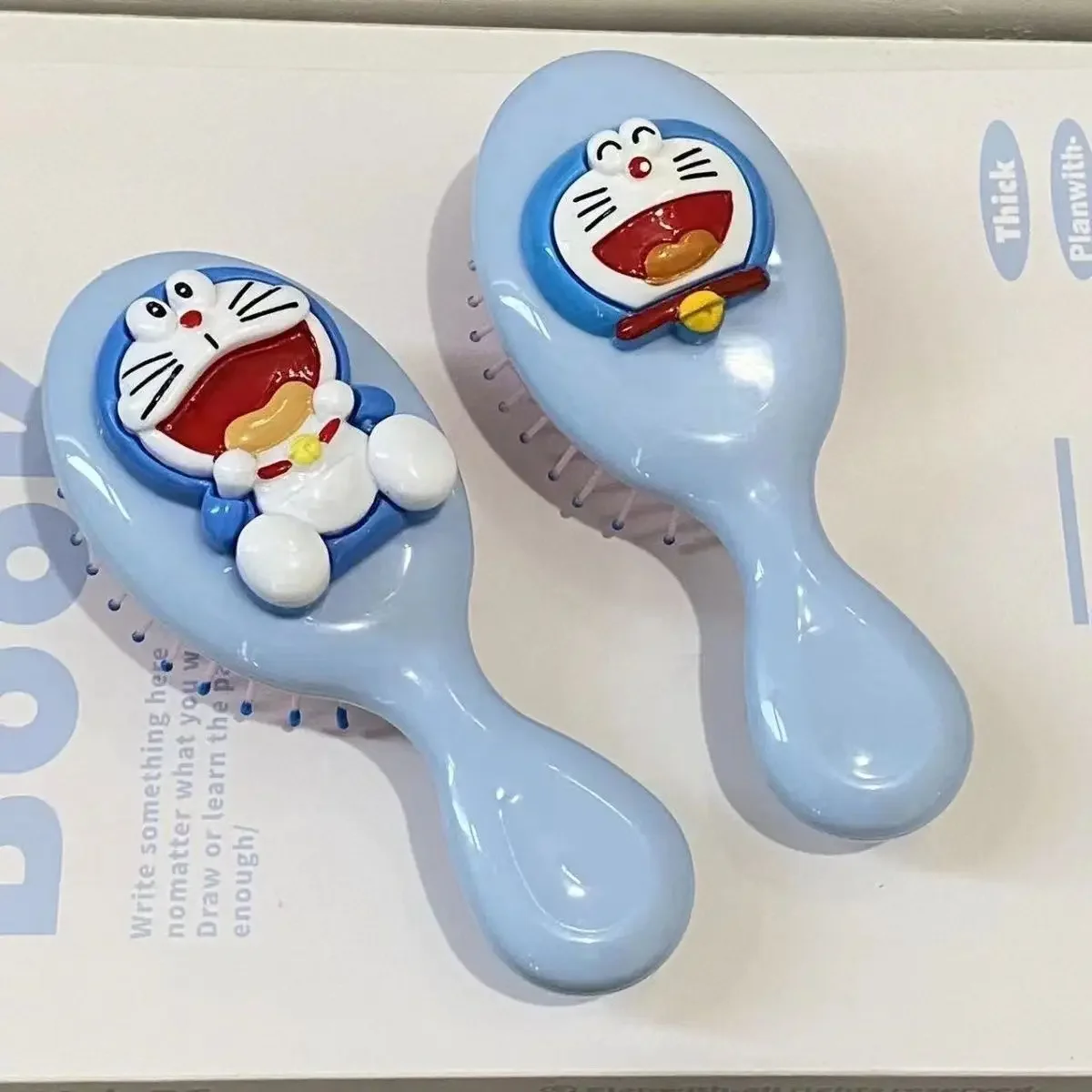 Мультяшная Милая расческа Doraemon Подушка безопасности Расческа с подушкой для выдоха молока мягкая портативная Массажная расческа для девушек мини маленькая расческа
Мультяшная Милая расческа Doraemon Подушка безопасности Расческа с подушкой для выдоха молока мягкая портативная Массажная расческа для девушек мини маленькая расческа