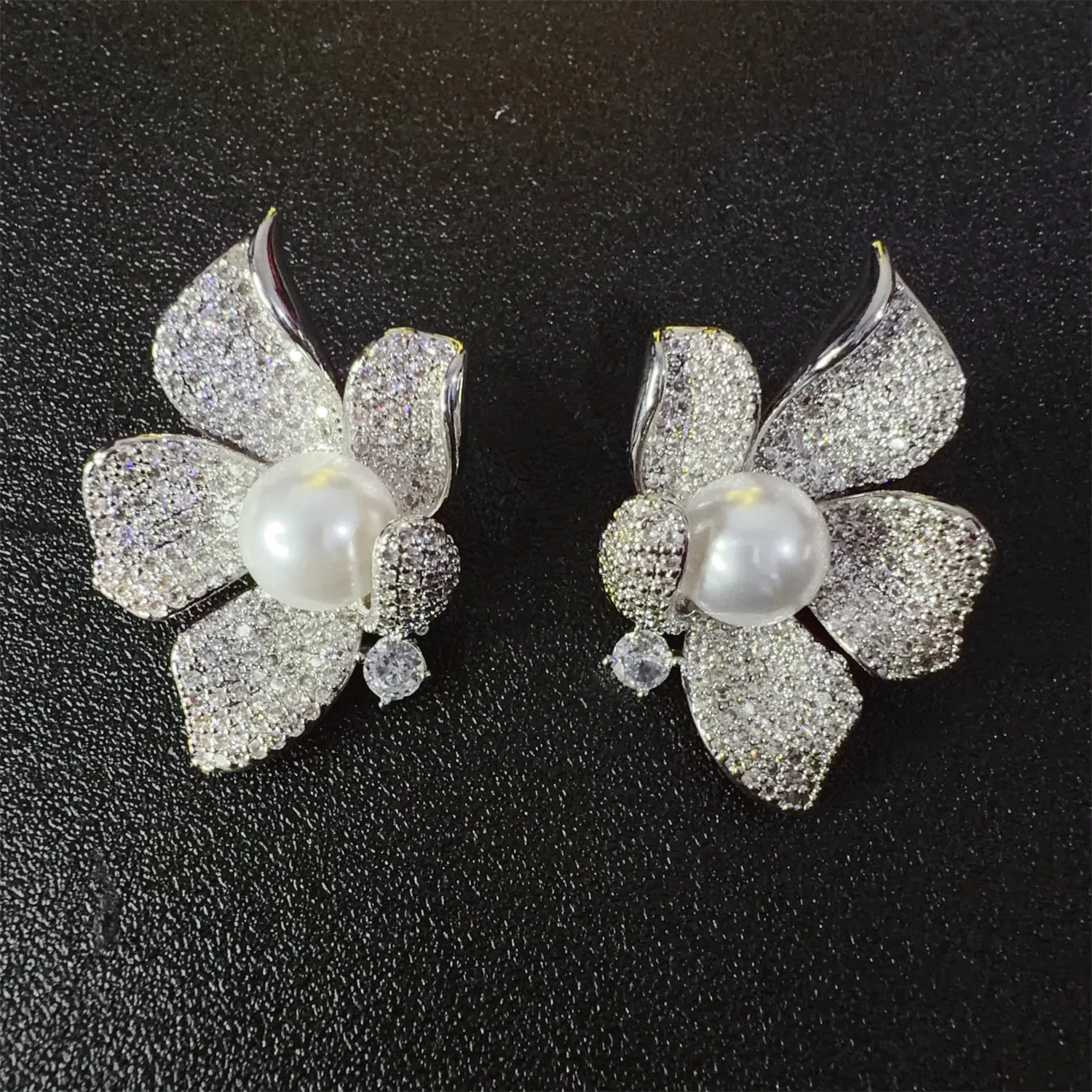 white zircon stud earrings for women shiny silver color elegant sweet earrings flower floral petals female gift
white zircon stud earrings for women shiny silver color elegant sweet earrings flower floral petals female gift