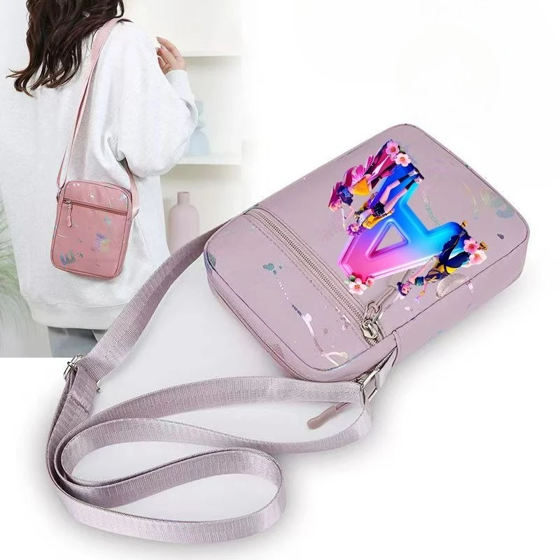 KPop Сумка на плечо «Охотники на демонов» для мальчиков и девочек, регулируемая сумка через плечо с несколькими отделениями и героями мультфильмов, повседневная сумка через плечо
KPop Сумка на плечо «Охотники на демонов» для мальчиков и девочек, регулируемая сумка через плечо с несколькими отделениями и героями мультфильмов, повседневная сумка через плечо