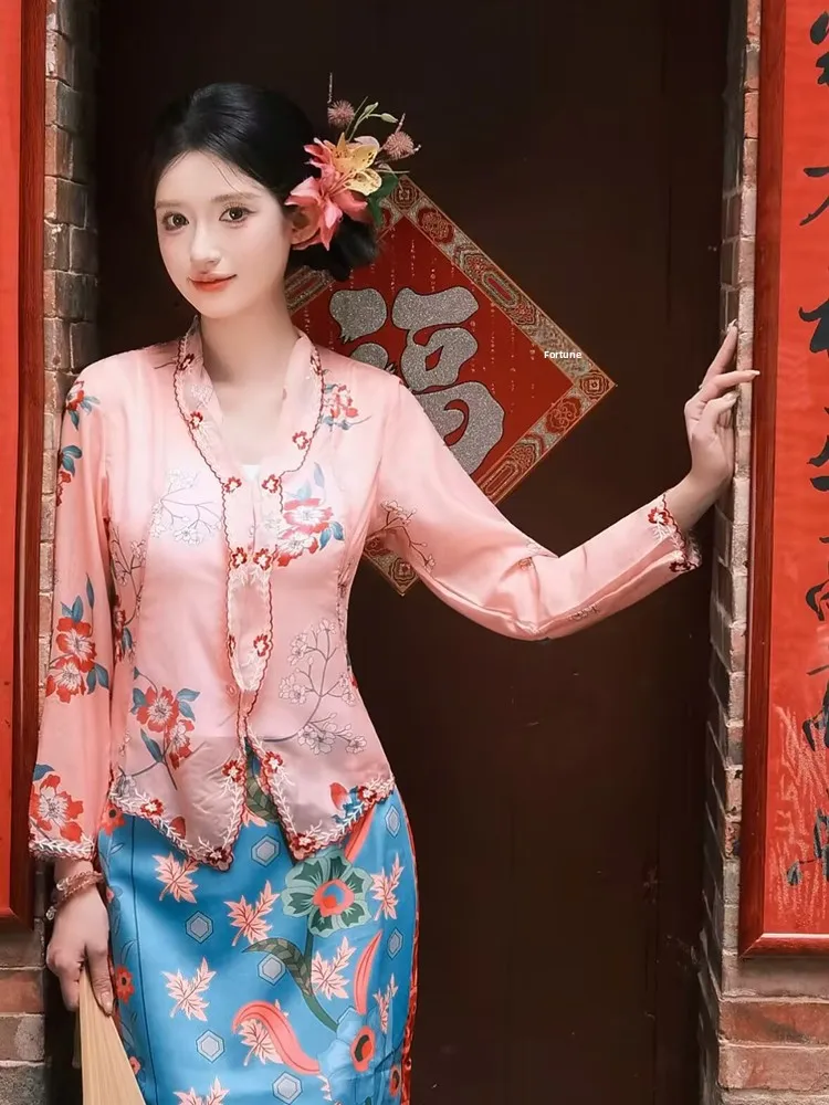 New Qing Dynasty Style Women's Fashion Photography Costume Set Floral Hairpin Ethnic Minority Clothing Travel Photography
New Qing Dynasty Style Women's Fashion Photography Costume Set Floral Hairpin Ethnic Minority Clothing Travel Photography