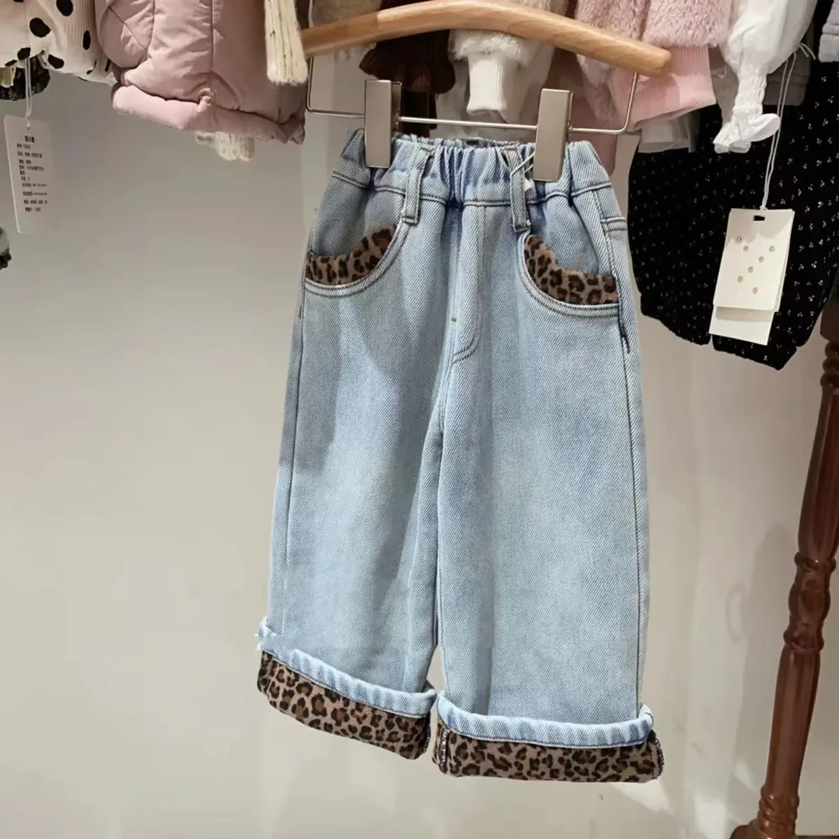 Kids Autumn and Winter Girls Leopard Print One-piece Velvet Jeans 2025 New Children's Straight Thickened Wide Leg Jeans 80-130CM
Kids Autumn and Winter Girls Leopard Print One-piece Velvet Jeans 2025 New Children's Straight Thickened Wide Leg Jeans 80-130CM