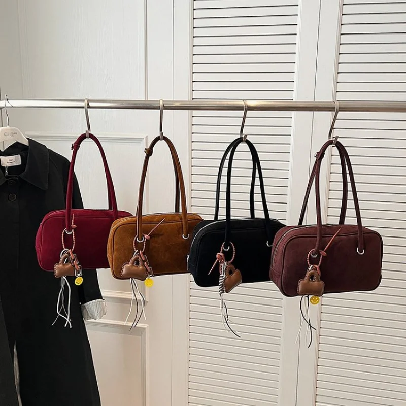 High-End Ladies Messenger Bag Crafted From Waxed Leather Featuring Casual Simple Vintage And Paris Daily Look
High-End Ladies Messenger Bag Crafted From Waxed Leather Featuring Casual Simple Vintage And Paris Daily Look 