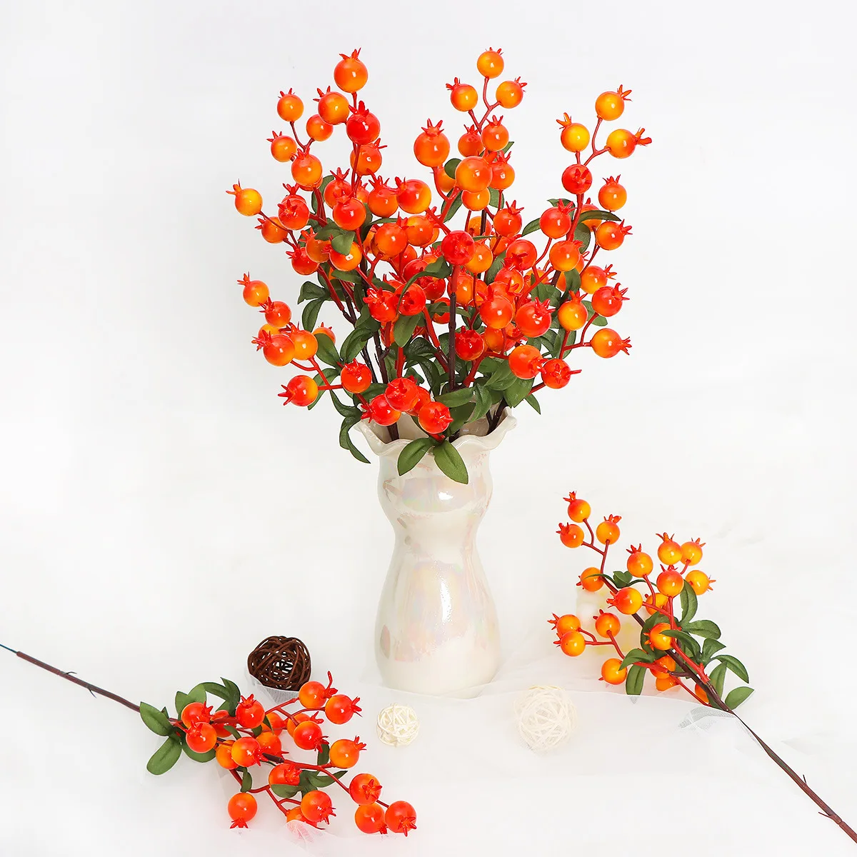 Simulation of a single pomegranate New Year cutting accessories red berry holly fruit festive atmosphere layout
Simulation of a single pomegranate New Year cutting accessories red berry holly fruit festive atmosphere layout