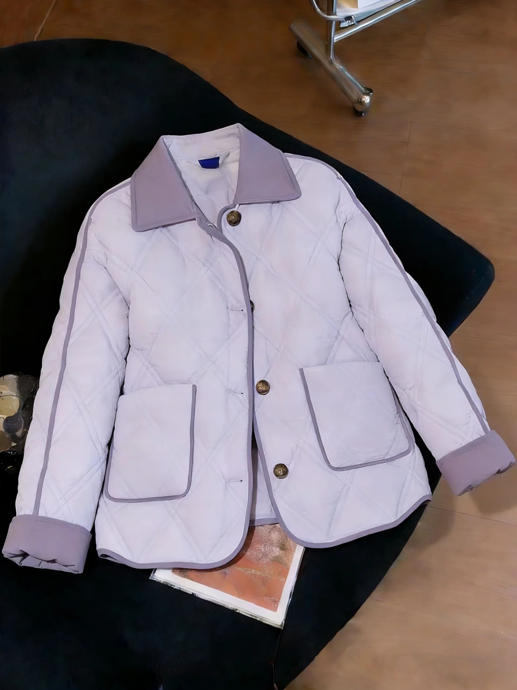 Фиолетовая фланелевая хлопковая куртка свободного кроя с ромбовидным узором на воротнике, теплая, осенне-зимняя, модная верхняя одежда, универсальная, женская
Фиолетовая фланелевая хлопковая куртка свободного кроя с ромбовидным узором на воротнике, теплая, осенне-зимняя, модная верхняя одежда, универсальная, женская