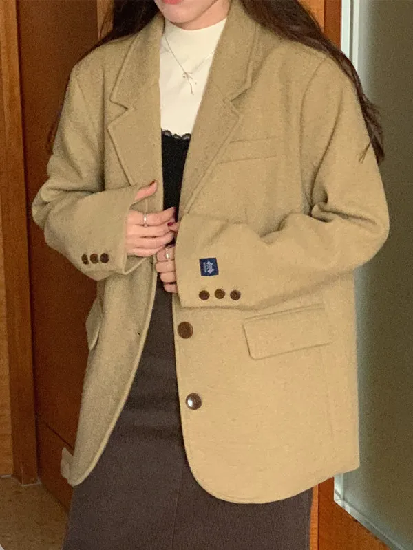 Новый зимний шикарный шерстяной пиджак для женщин, свободный, с отложным воротником, на пуговицах, винтажный, в стиле «бойфренд», средней длины, для женщин среднего возраста
Новый зимний шикарный шерстяной пиджак для женщин, свободный, с отложным воротником, на пуговицах, винтажный, в стиле «бойфренд», средней длины, для женщин среднего возраста