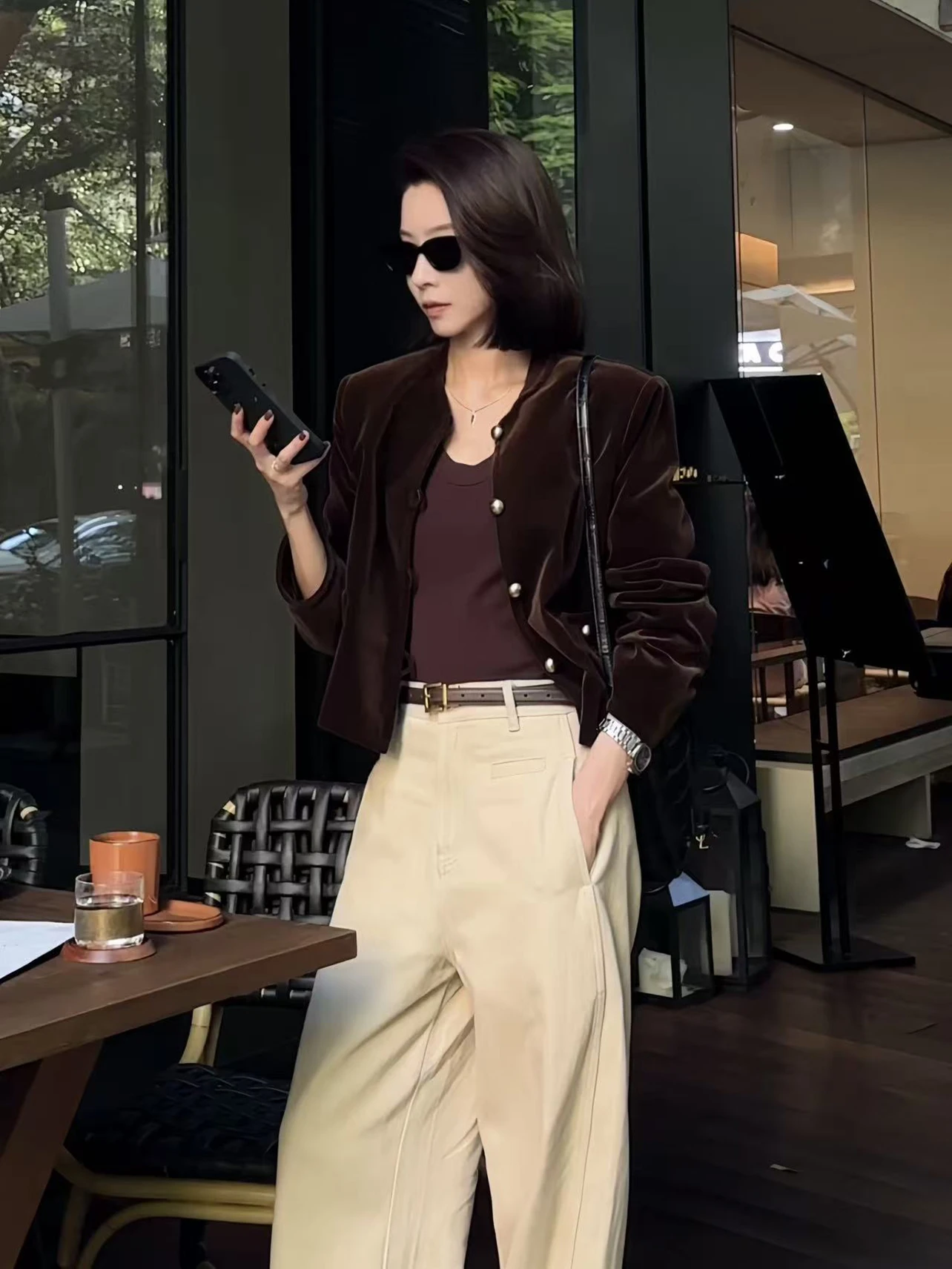 Винтажный бархатный жакет Ele: Элегантная женская верхняя одежда из полиэстера и вискозы с длинными рукавами на пуговицах
Винтажный бархатный жакет Ele: Элегантная женская верхняя одежда из полиэстера и вискозы с длинными рукавами на пуговицах