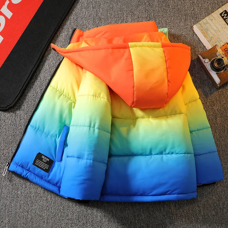 Зимняя хлопковая куртка Rainbow с капюшоном и длинными рукавами для мальчиков, модная и универсальная куртка с градиентом
Зимняя хлопковая куртка Rainbow с капюшоном и длинными рукавами для мальчиков, модная и универсальная куртка с градиентом