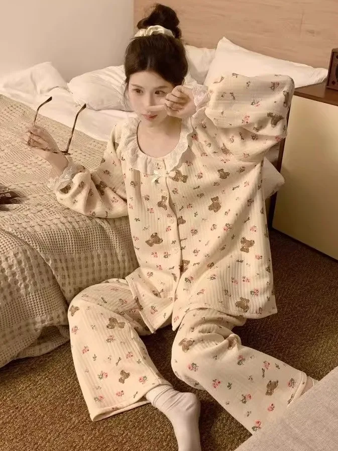 Sweet Lace Rose Bear Cotton Sleepwear Women's Autumn Winter Thermal Home Clothes Set Air Layer Outerwear Suitable for Going out
Sweet Lace Rose Bear Cotton Sleepwear Women's Autumn Winter Thermal Home Clothes Set Air Layer Outerwear Suitable for Going out