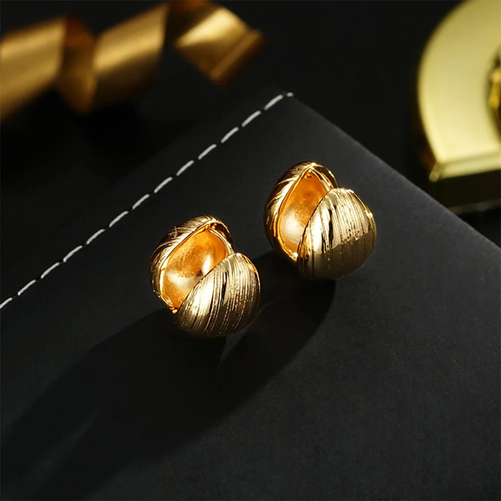 Vintage fashion classic gold earrings ear buckle for women‘s girl party gift jewlry whosale
Vintage fashion classic gold earrings ear buckle for women‘s girl party gift jewlry whosale