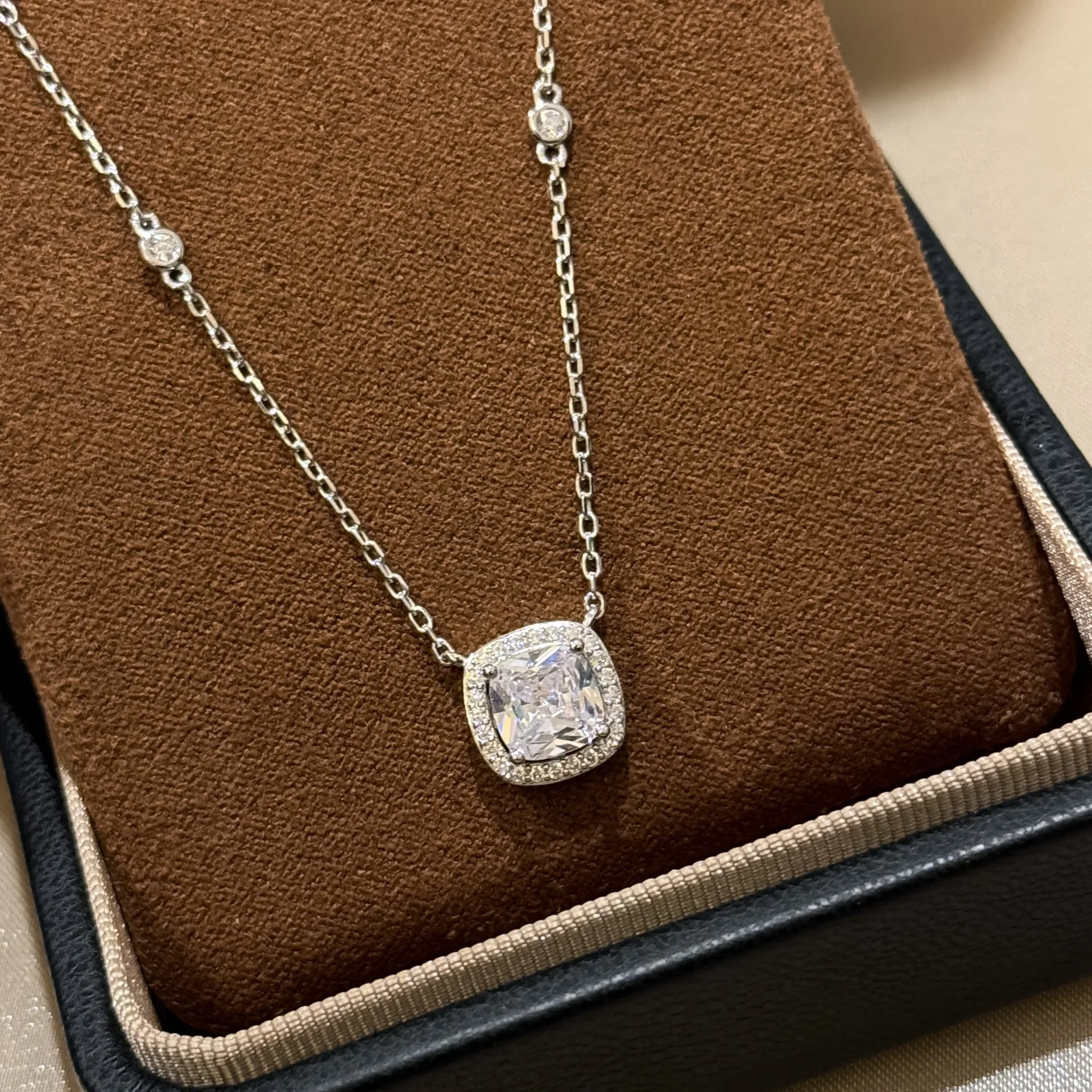 2025 New Trendy Popular Brand 925 Pure Silver Jewelry Necklace High Carbon Diamond Shining Wedding Pendant Anniversary Gift
2025 New Trendy Popular Brand 925 Pure Silver Jewelry Necklace High Carbon Diamond Shining Wedding Pendant Anniversary Gift