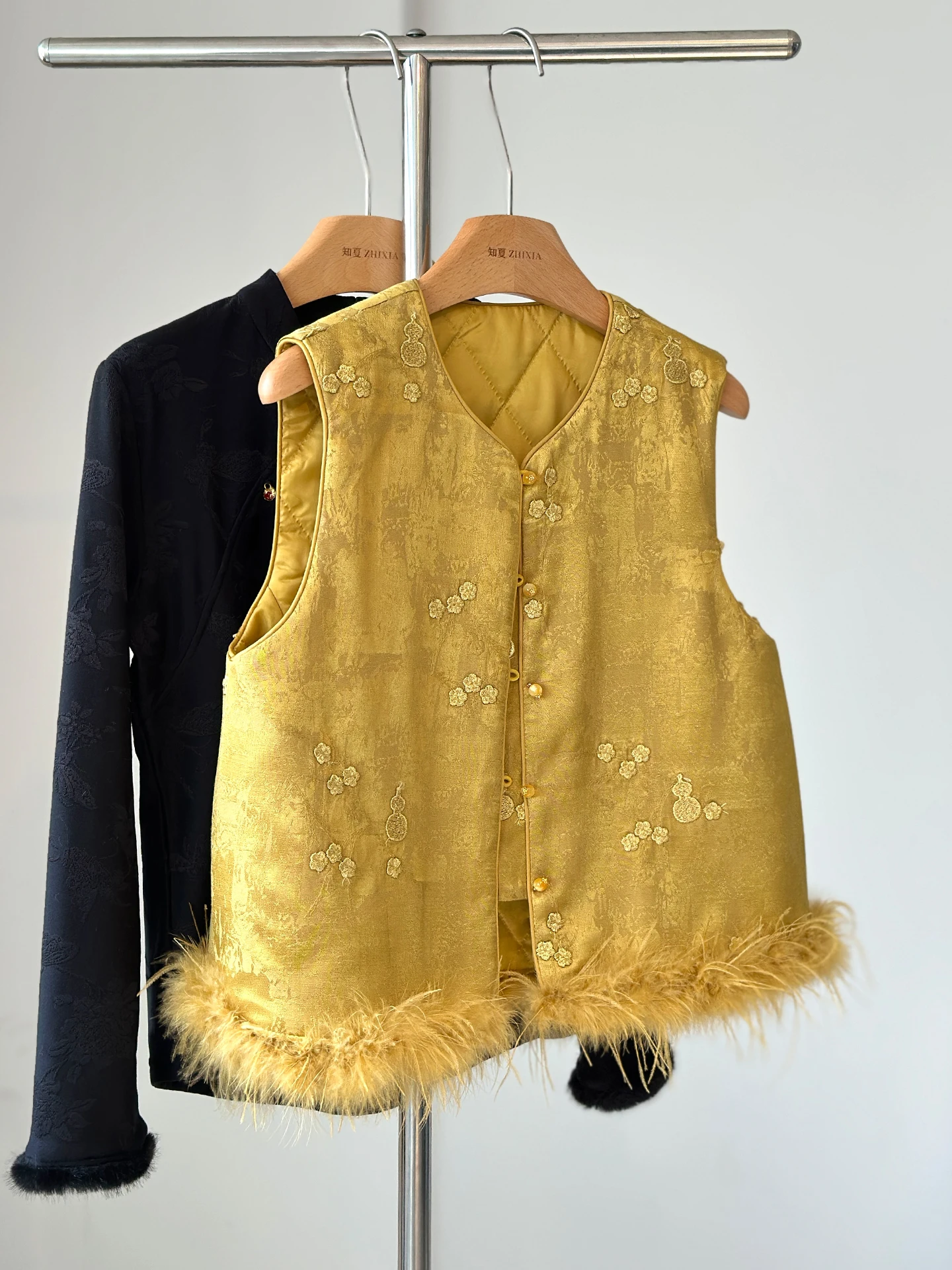 Yellow Age-Reducing New Chinese Vest Autumn and Winter Quilted Thickened Outer Wear Daily Young White Western Style
Yellow Age-Reducing New Chinese Vest Autumn and Winter Quilted Thickened Outer Wear Daily Young White Western Style