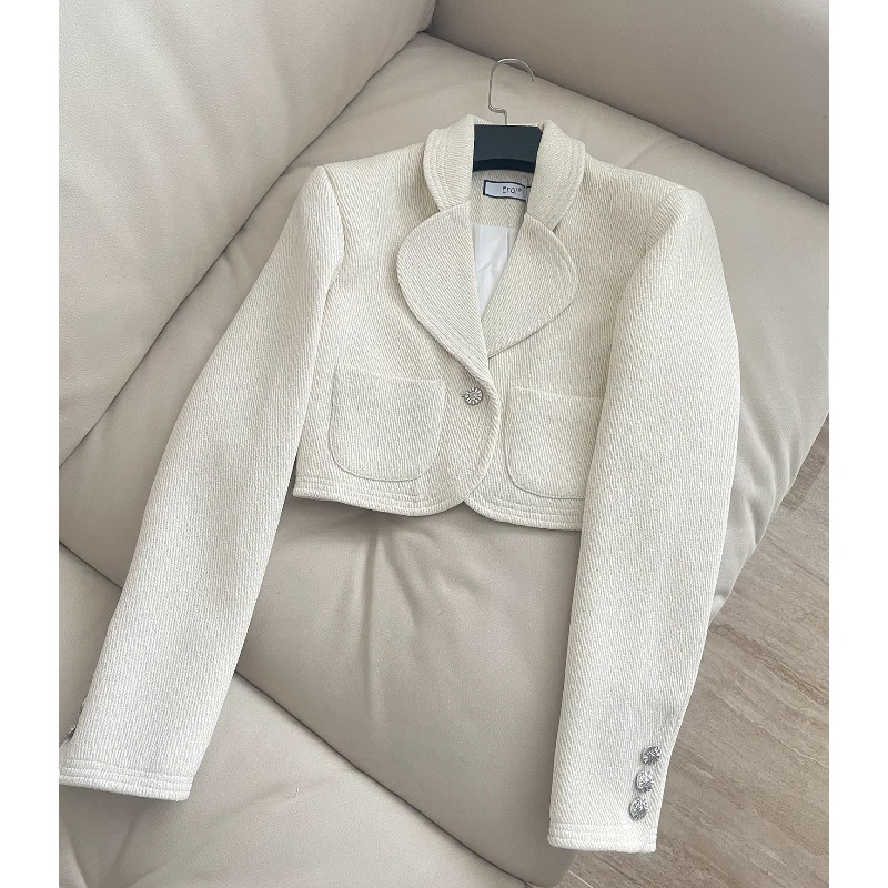 Маленькая ароматная куртка с французским лацканом и пряжкой, женская осенняя модная милая короткая простая белая базовая женская куртка 
Маленькая ароматная куртка с французским лацканом и пряжкой, женская осенняя модная милая короткая простая белая базовая женская куртка