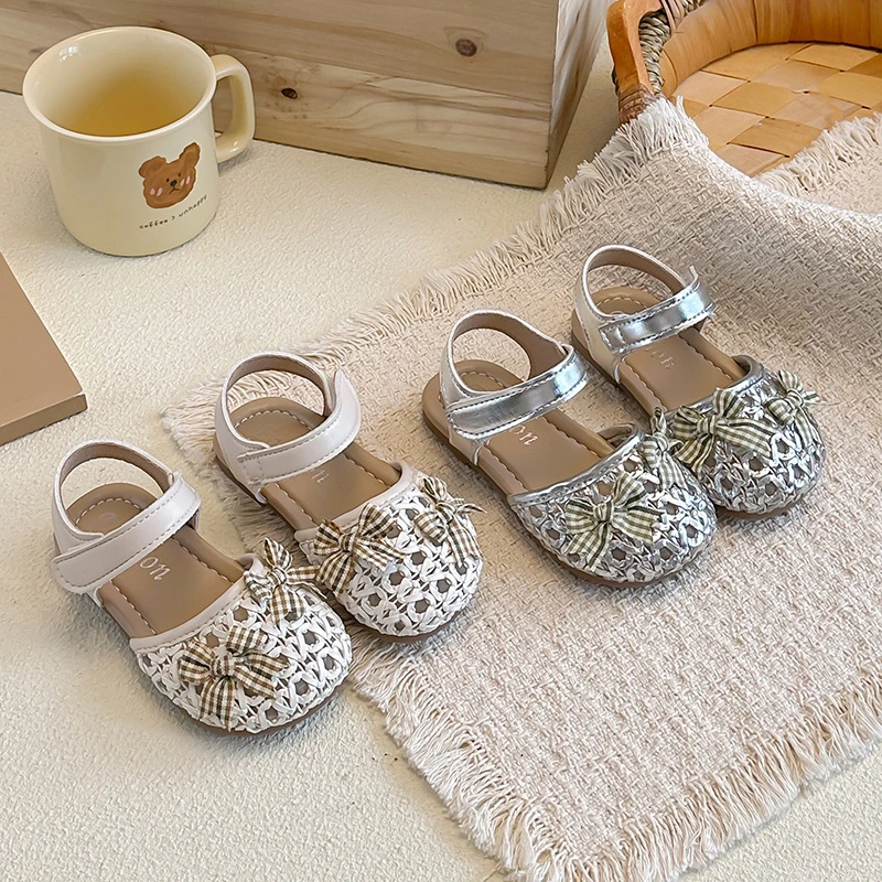 Girls' Summer 2026 Bow Detail Sandals Cute Sweet Beach Shoes Lightweight Soft Soled Children's Shoes for Comfortable Walking
Girls' Summer 2026 Bow Detail Sandals Cute Sweet Beach Shoes Lightweight Soft Soled Children's Shoes for Comfortable Walking