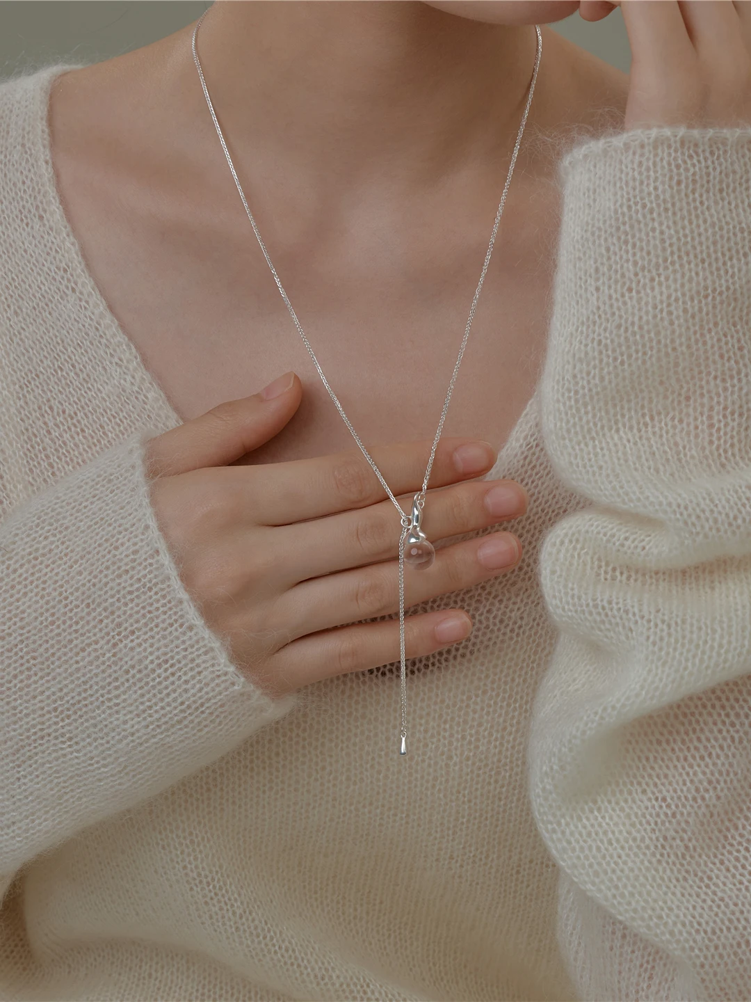 Silver Crystal Necklace S925 Pure Silver Sweater Chain Simple Elegant Versatile Fashion Jewelry Accessory for Adults
Silver Crystal Necklace S925 Pure Silver Sweater Chain Simple Elegant Versatile Fashion Jewelry Accessory for Adults