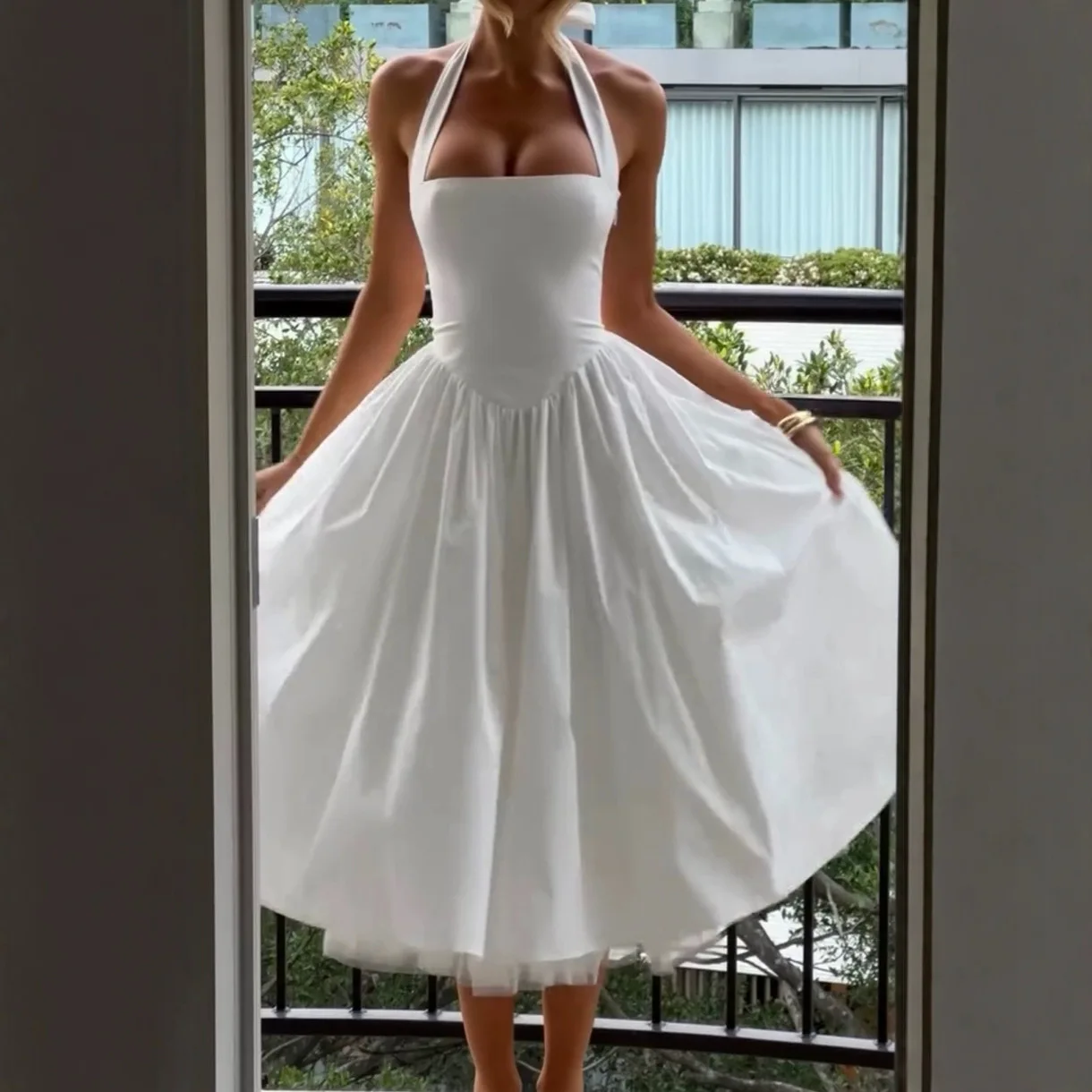 New French Style Hanging Collar Sexy Backless Mid-Length Dress Sweet Mesh Temperament
New French Style Hanging Collar Sexy Backless Mid-Length Dress Sweet Mesh Temperament
