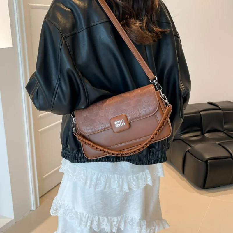 Модная модная мини-сумка-кошелек для женщин, шикарная прогулка с простым буквенным логотипом и кожаным материалом премиум-класса
Модная модная мини-сумка-кошелек для женщин, шикарная прогулка с простым буквенным логотипом и кожаным материалом премиум-класса