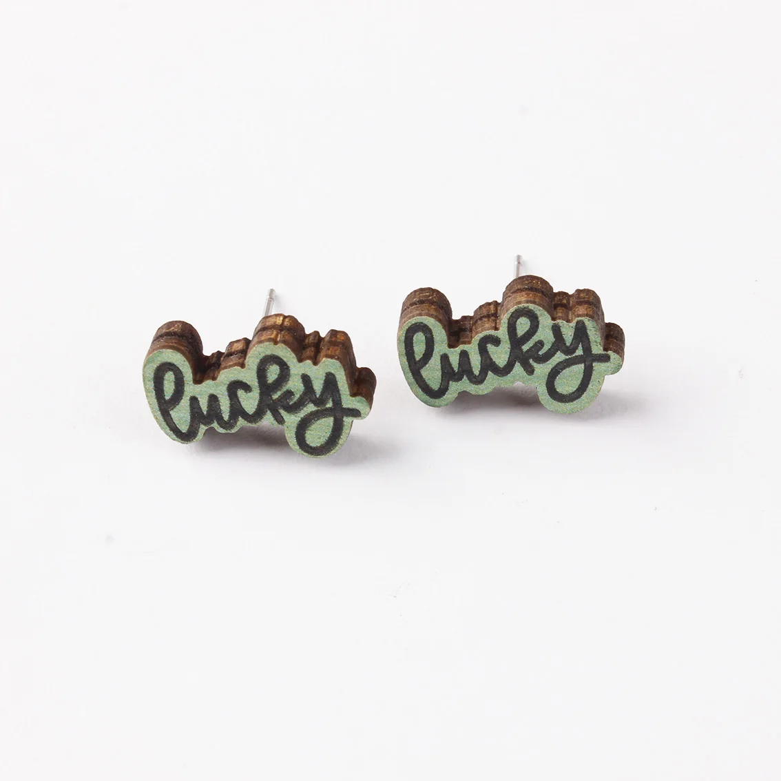 Марди Гра День Святого Патрика ирландские фестивали LUCKY SHAMROCKS деревянные серьги-гвоздики на пуговицах для женщин уличные украшения
Марди Гра День Святого Патрика ирландские фестивали LUCKY SHAMROCKS деревянные серьги-гвоздики на пуговицах для женщин уличные украшения